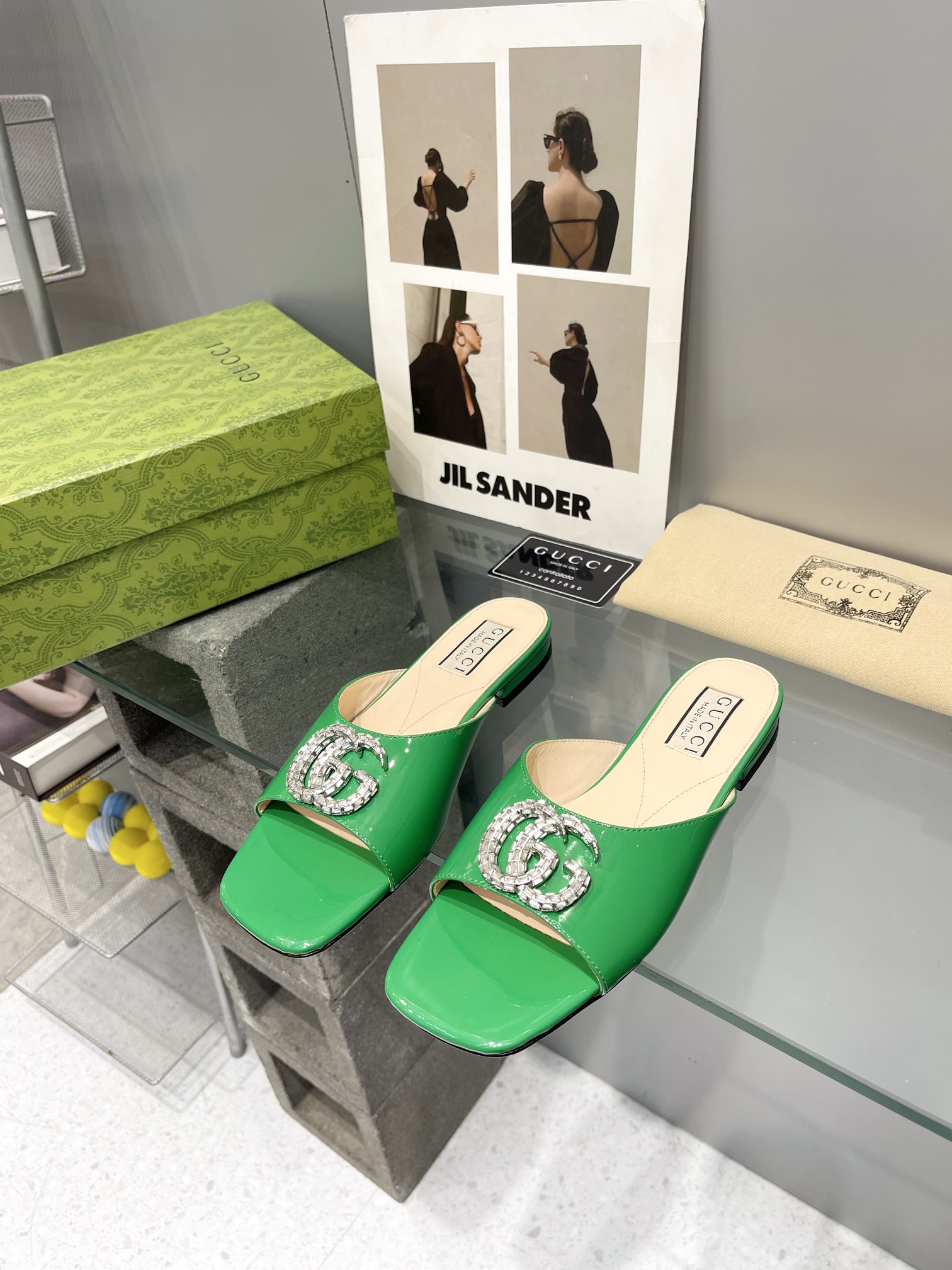 NO:166571,. Gucci . New early spring style double G crystal diamond buckle flat slippers. Crystal double G styling accessories inject modern and new charm into a series of women's shoes. This lace-up ballet shoes are made with shiny black patent leather ingeniously, and the upper is embellished with brilliant brand logo details. High-end version recommendations. The original version of the counter is made one-to-one. All details. Materials are the same as what you bought in the counter. Fabric imported cowhide/paper leather inner sheepskin outsole leather outsole Size: 35-42 (40.41.42 Custom made without return or exchange), slippers, gucci, slippers, cowhide, sheepskin, Leather soles19860909. Gucci .早春新款 双G水晶钻扣平底拖鞋 饰水晶双G造型配件为一系列女士鞋款注入摩登新韵.这款后系带芭蕾舞鞋以闪亮黑色漆皮匠心打造,鞋面缀饰亮眼的品牌标识细节.高端版推荐 专柜购买原版一比一打造 所有细节 材料 全部跟你在专柜买到的都一样 面料进口牛皮/漆皮 內里羊皮 大底真皮大底 码数:35-42（40.41.42定做不退换）,拖鞋,gucci,slippers,cowhide,sheepskin,Leather soles,Women's Shoes