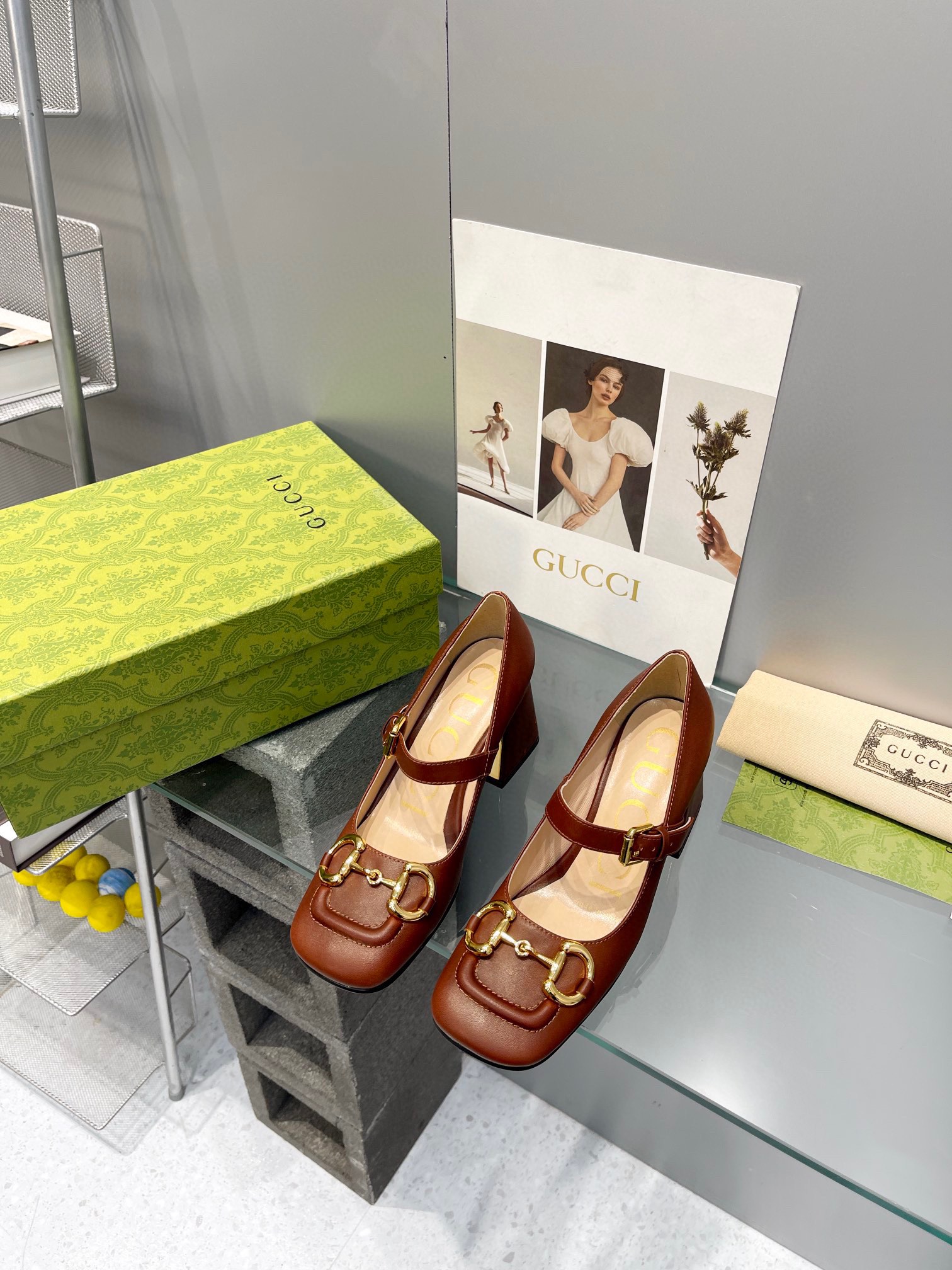 NO:404487,GUCC high-end quality, classic early spring new style original style! Every detail has been carefully crafted, and can be compared with ZG, with the same quality!  Original custom imported cowhide leather Dongguan factory molded hardware horse buckle Inner / foot pad High-end custom sheepskin inner lining 7.5cm, electroplated gold + bagged leather Outsole Italian genuine leather sole Size 34-41 (34.40.41. Custom made, no return) This mid-heel light-mouth shoe is made of leather, matched with square toe and three-dimensional square heels and other designs. The exquisite and delicate details make the whole design exude an elegant charm. The gold-toned horse buckle injects brand identity connotation into the style ● Horse buckle details. Three-dimensional square heels ● Italian creation, high heels, gucci, high heels, cowhide, sheepskin, gold plating19860909GUCC高端精品 经典早春新款原汁原味原单品质!每个细节皆经过精心细致打造,可与ZG对比如一,无二品质！ 面料原版定制进口牛皮东莞大厂开模五金马衔扣 内里／垫脚高端定制羊皮内里 跟高7.5CM,电镀金色+包面皮 大底意大利真皮底 尺码34-41（34.40.41.定做,不退换） 这款中跟浅口鞋采用皮革制作,搭配方形鞋头和立体方跟等设计,精致细腻的细节令整款设计散发出优雅的韵味.金色调马衔扣为该款造型注入了品牌标识内涵 ●马衔扣细节.立体方跟●意大利创作,高跟鞋单鞋,gucci,high heels,cowhide,sheepskin,gold plating,Women's Shoes