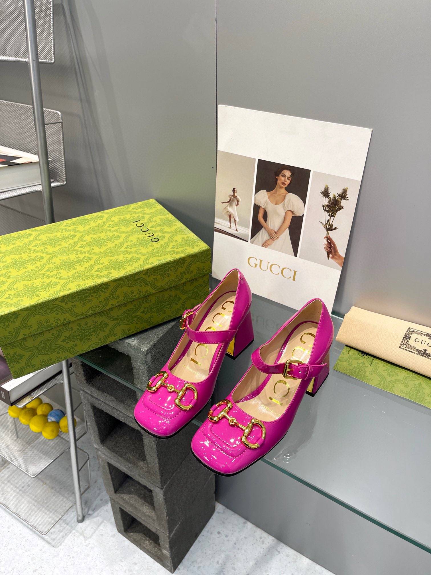 NO:404492,GUCC high-end quality, classic early spring new style original style! Every detail has been carefully crafted, and can be compared with ZG, with the same quality!  Original custom imported patent leather Dongguan factory molded hardware horse buckle Inner / foot pad high-end custom sheepskin inner lining 7.5cm, electroplated gold + bagged leather Outsole Italian genuine leather sole Size 34-41 (34.40.41. Custom made, no return) This mid-heel light-mouth shoe is made of leather, matched with square toe and three-dimensional square heels and other designs. The exquisite and delicate details make the whole design exude an elegant charm. The gold-toned horse buckle injects brand identity connotation into the style ● Horse buckle details. Three-dimensional square heels ● Italian creation, high heels, sheepskin, gold plating19860909GUCC高端精品 经典早春新款原汁原味原单品质!每个细节皆经过精心细致打造,可与ZG对比如一,无二品质！ 面料原版定制进口漆皮东莞大厂开模五金马衔扣 内里／垫脚高端定制羊皮内里 跟高7.5CM,电镀金色+包面皮 大底意大利真皮底 尺码34-41（34.40.41.定做,不退换） 这款中跟浅口鞋采用皮革制作,搭配方形鞋头和立体方跟等设计,精致细腻的细节令整款设计散发出优雅的韵味.金色调马衔扣为该款造型注入了品牌标识内涵 ●马衔扣细节.立体方跟●意大利创作,高跟鞋单鞋,gucci,high heels,sheepskin,gold plating,Women's Shoes