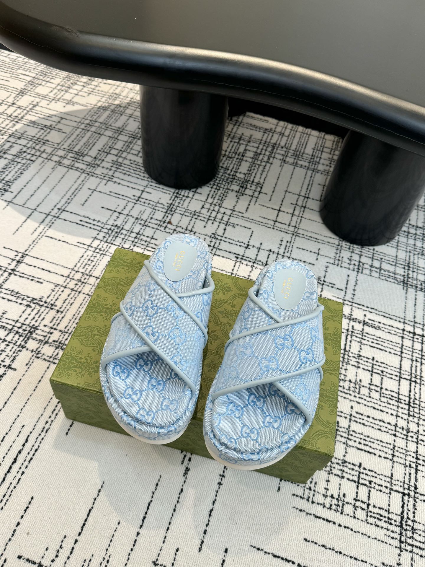 NO:404525,Shipping all year round, 300 colors] Gucci Gucci latest limited-edge thick-soled slippers. Top quality is available for sale. Purchase genuine products and develop. Material. Craftsmanship is consistent with the original version. Special printing process of the upper. Dyeing sheepskin inside. Outsole Italian private molded sole. Size number 35-43M standard code. 41, 42, 43. Custom made, no return and exchange. Sole thickness 5.5cm. Forefoot 4cm. Slippers. Gucci, gucci, slippers, sheepskin.19860909全年出货,300个色】古驰Gucci最新限量厚底拖鞋 .顶级品质发售 购入正品开发 . 材质.工艺与原版一致 鞋面原版特殊印刷工艺印花 内里透染羊皮 大底意大利私模大底 码数35-43M标准码 41,42,43又订做,不退换 底厚5.5cm 前掌4cm,拖鞋,gucci,gucci,slippers,sheepskin,Women's Shoes