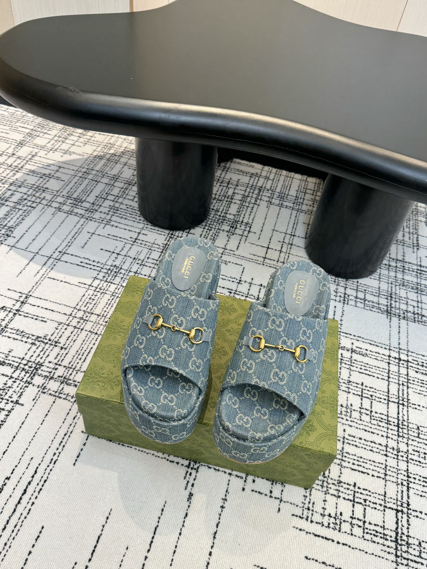 NO:404515,Shipping all year round, Gujia's latest limited-edge thick-soled slippers. Top quality is available for sale. Purchase genuine products and develop. Material and craftsmanship are the same as the original. The upper is special printing process printing. The inner dyed sheepskin is outsole imitation leather outsole. The size is 35-42M. Standard code 41, 42. It is also customized, and it is not returned or exchanged. The bottom thickness is 10cm forefoot 5~5cm. Slippers, gucci, slippers, sheepskin19860909全年出货,古家最新限量厚底拖鞋 .顶级品质发售 购入正品开发 . 材质.工艺与原版一致 鞋面原版特殊印刷工艺印花 内里透染羊皮 大底仿皮大底 码数35-42M标准码 41,42,又订做,不退换 底厚10cm前掌5~5cm,拖鞋,gucci,slippers,sheepskin,Women's Shoes