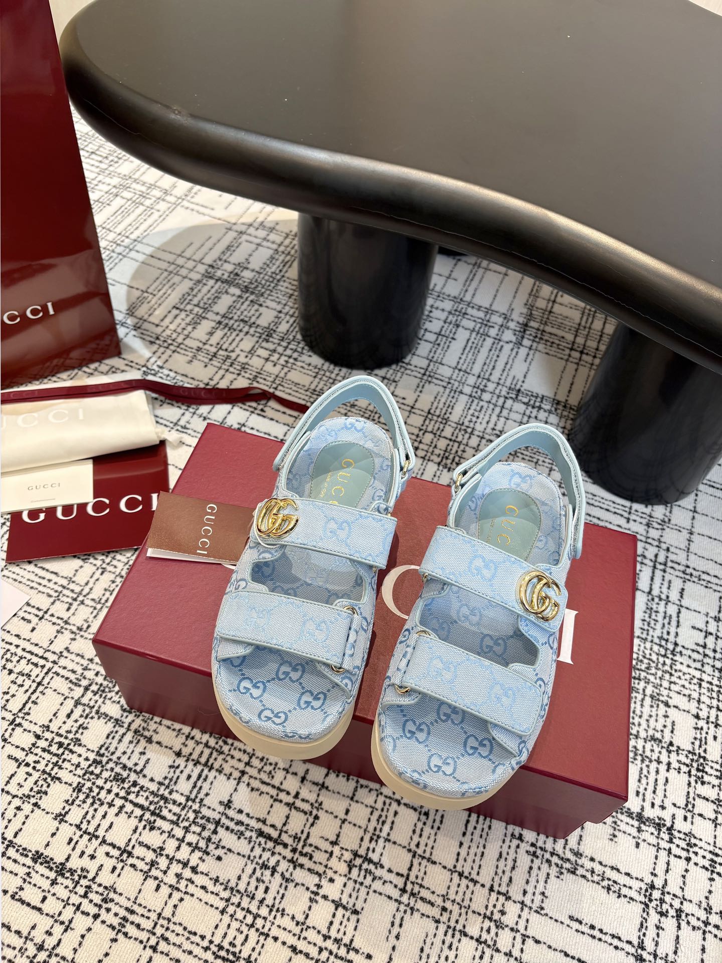 NO:404519,New GG beach sandals, GG presbyterian fabrics are crafted and crafted to show uniqueness and fun. Natural, beautiful, fashionable and trendy!  3D three-dimensional LIGO hardware buckle, magic buckle is easy to put on and take off, easy to wear and bend, serrated rubber foam sole!  Ultralight sole. Natural PU height-enhancing insole. Full set of packaging, golden presbyterian, light blue women's size 35-40., sandals, sandals19860909新款GG 沙滩凉鞋,GG老花面料匠心打造,彰显别致意趣.自然美观时尚潮流！3D立体LIGO五金扣,魔术扣带穿脱方便耐磨易弯折锯齿橡胶发泡纹鞋底！超轻鞋底.天然PU增高鞋垫.全套包装,金典老花,浅蓝色女码35-40码.,凉鞋,sandals,Women's Shoes