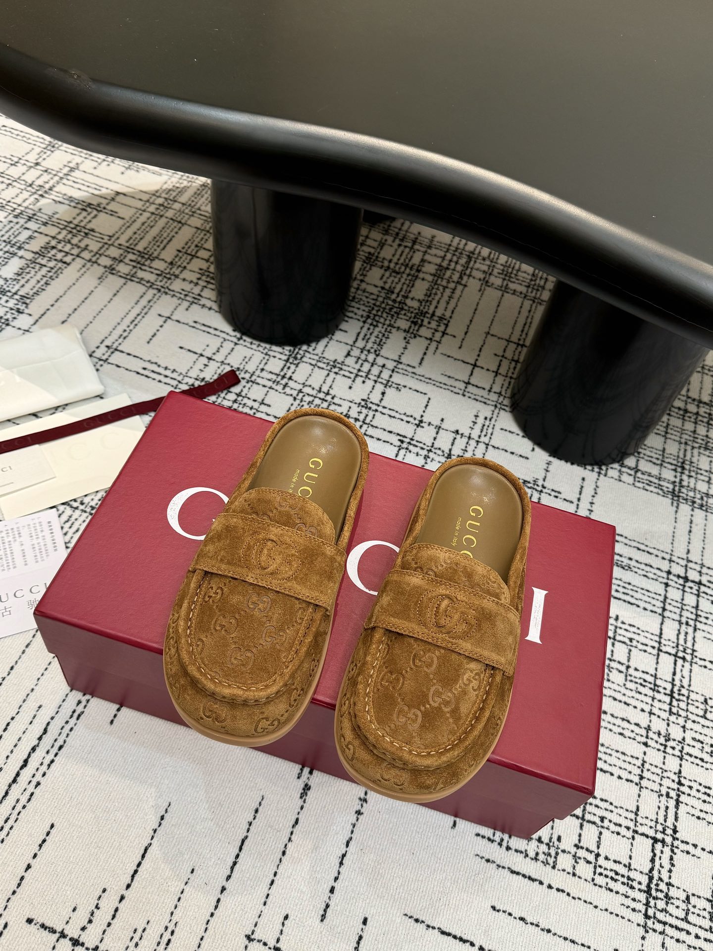 NO:404543,GG early spring hot Mules!  slippers!  Made of soft suede leather in Italy, the upper is imprinted with the brand's signature double G letters, and the horizontal buckle is thorned with '' embroidered with 'GG' logo pattern. The cute round toe is embroidered with handmade convex stitching rubber sole to increase grip. One foot pedal is convenient and practical. Full set of packaging 35-40 maroon, semi-torque, slippers19860909GG早春爆款穆勒鞋！拖鞋！采用柔软绒面皮在意大利制成,鞋面压印品牌标志性双G字母,横扣带上刺“”绣“GG”Logo图案.萌萌圆鞋头点缀手工凸缝线迹橡胶鞋底增添抓地力.一脚蹬套穿方便实用全套包装35-40 栗色,半拖,slippers,Women's Shoes