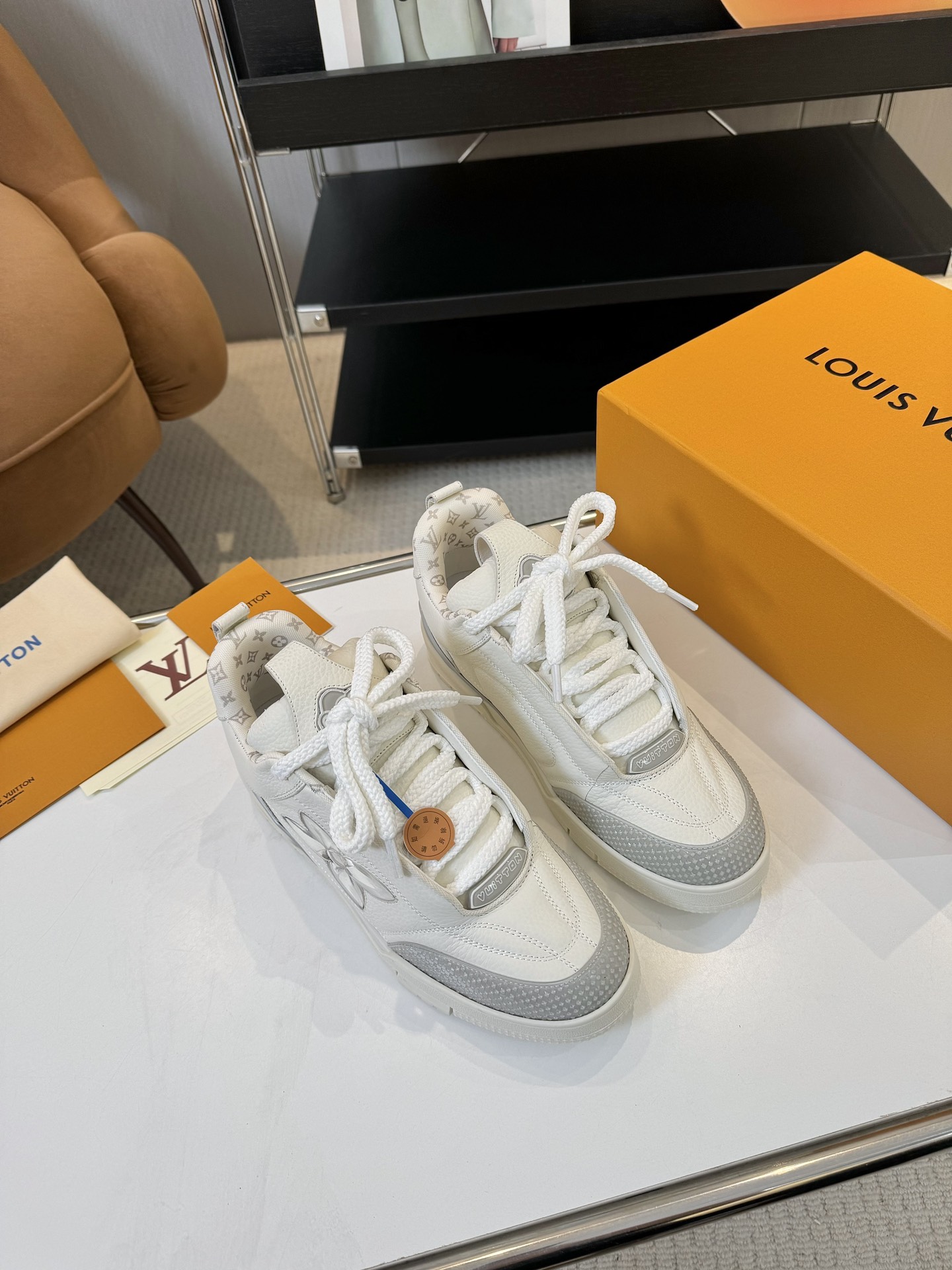 NO:446626,Top Purchase Version Couple Model LV Louis Vuitton RUNNER TATIC Sneakers Dad Shoes L Home Spring and Summer Show Launch LV Runner Tatic Sneakers Donkey Brand Dad Shoes Retro Running Shoes Following the popularity of LV trainer skateboard shoes, Mr. Virgil has another work of hard work. Tatic has a mysterious and unpredictable feeling~ inspired by retro running shoes, and has been added with the future elements of Titan. Damier plaid, Monogram print, double-layer tongue design, fusion of weaving, patent leather and other diverse materials. Let it accompany you and walk at the forefront of fashion. Exquisite packaging of the delivery counter Fabric: original imported suede leather + breathable mesh Inside original customized breathable mesh Sole original open mold dual-color TPU combination bottom  Sole thickness 5CM Size: Women's 35-40 Men's 39-45, casual shoes/sports shoes, louis vuitton, louis vuitton, louis vuitton, louis vuitton, louis vuitton, louis vuitton, louis vuitton, sneakers19860909顶级代购版本 情侣款 LV 路易威登RUNNER TATIC 运动鞋 老爹鞋 L家 春夏秀场推出 LV Runner Tatic 运动鞋 驴牌 老爹鞋 复古跑鞋 继LV trainer滑板鞋火爆的同时, Virgil先生又一心血之作,Tatic有着一种神秘、变幻莫测的感觉~以复古跑鞋为灵感、又被加入了泰坦的未来元素 老爹鞋外观加 Damier格纹,Monogram 印花,双层鞋舌的设计,融合织布,漆皮等多元材质.让它陪你,走在时尚前沿 配送专柜精美包装 面料:原版进口绒面皮革+透气网眼 内里原版定制透气网里 鞋底原版开模双色TPU组合底 底厚5CM Size:女款35-40 男款39-45,休闲鞋/运动鞋,louis vuitton,louis vuitton,louis vuitton,louis vuitton,sneakers,Women's Shoes