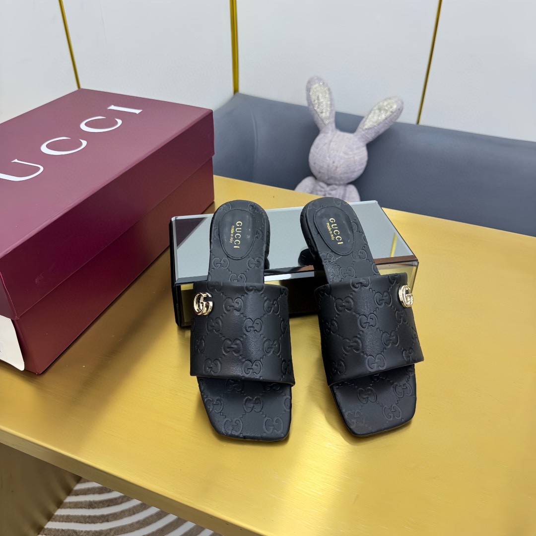 NO:265110,2025 Early Spring GUCCI Embossed Double G Slippers 2 Materials Fabrics As an outstanding representative of Gucci design inheritance, Jordaan series of horse-bit loafers vividly demonstrate the classic and elegant style. This shoe uses the brand's iconic letter pattern canvas, creating a timeless classic. The shoe is soft and has a delicate and smooth silhouette, showing the elegance of everyday. Upper butter leather/cowhide inner/foot-up high-end lambskin sole Italy's top genuine leather sole Heel height 2cm Size 35-41 (40, 41, 42.43 Custom made without return), slippers, gucci, loafers, slippers, cowhide, sheepskin198609092025早春GUCCI 压纹双G拖鞋2种材质面料 作为Gucci设计传承的杰出代表,Jordaan系列饰马衔扣乐福鞋生动彰显经典优雅格调.这款鞋履采用品牌标志性字母图案帆布,成就隽永经典.这款鞋履材质柔软,廓形精致流畅,彰显日常优雅风范 鞋面牛油皮/牛皮 内里/垫脚高档小羊皮 鞋底意大利顶级真皮底 跟高2cm 配码35-41（40、41、42.43 定做不退换）,拖鞋,gucci,loafers,slippers,cowhide,sheepskin,Women's Shoes