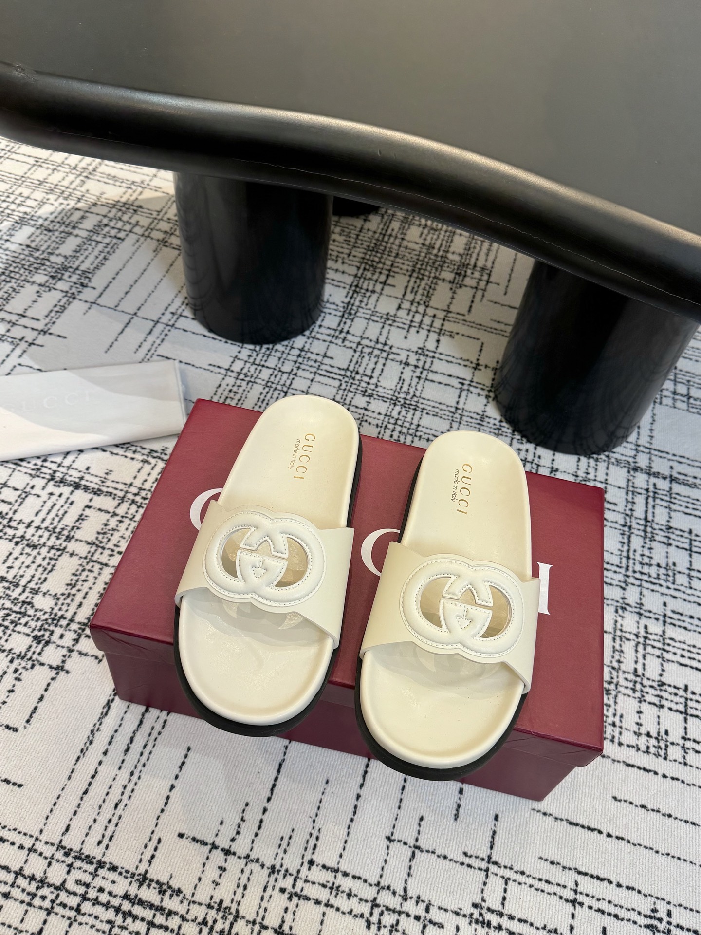 NO:404510,2025 welfare new product thick-soled GuCci interlocking embroidered large G horizontal belt mules. The original version is copied one to one, and the highest version is all the materials details are consistent with YB. It is made all year round. Fabric imported cowhide, inner water dyed cowhide, skin size.  35-41 Women 4041 Customized No Returns and Exchanges) Outsource.  Original mold GG letter rubber sole + 2 cm water table Package full set of encore red original packaging, slippers, gucci, slippers, cowhide198609092025福利新品厚底GuCci互扣式刺绣大G横带穆勒鞋 原版一比一复制,最高版本所有材质细节均与YB一致 常年做货. 面料进口牛皮 内里水染牛皮皮里 尺码 ．35-41女4041定制不退换） 大底．原版模具GG字母橡胶底+ 2厘米水台 包装全套安可拉红色原版包装,拖鞋,gucci,slippers,cowhide,Women's Shoes