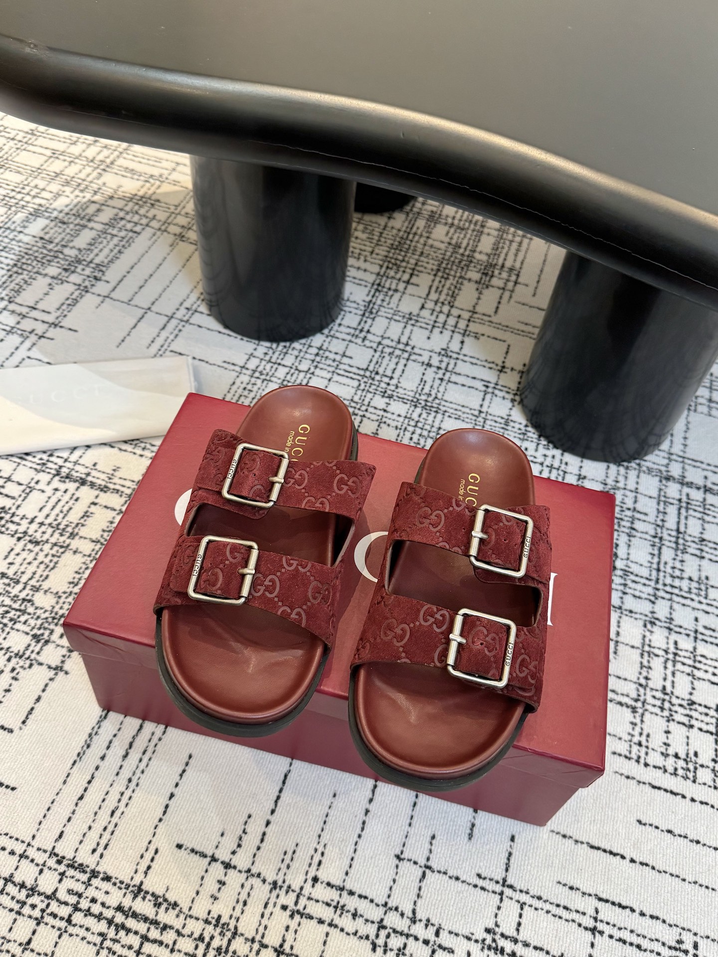 NO:404514,2025 new thick-soled GuCci interlocking embroidered large G horizontal belt mules. The official website is synchronized, the original version is copied one by one, and the highest version is all the materials details are consistent with YB. It is made all year round. The fabric is imported G G embossed suede deer leather, and the inner water dyed cowhide leather leather. Size.  35-41 Women 4041 Customized No Returns and Exchanges) Outsource.  Original mold GG letter rubber sole + 2 cm water table Package full set of encore red original packaging, slippers, gucci, slippers, cowhide198609092025新品厚底GuCci互扣式刺绣大G横带穆勒鞋 官网同步,原版一比一复制,最高版本所有材质细节均与YB一致 常年做货. 面料进口G G压纹绒面鹿皮 内里水染牛皮皮里 尺码 ．35-41女4041定制不退换） 大底．原版模具GG字母橡胶底+ 2厘米水台 包装全套安可拉红色原版包装,拖鞋,gucci,slippers,cowhide,Women's Shoes