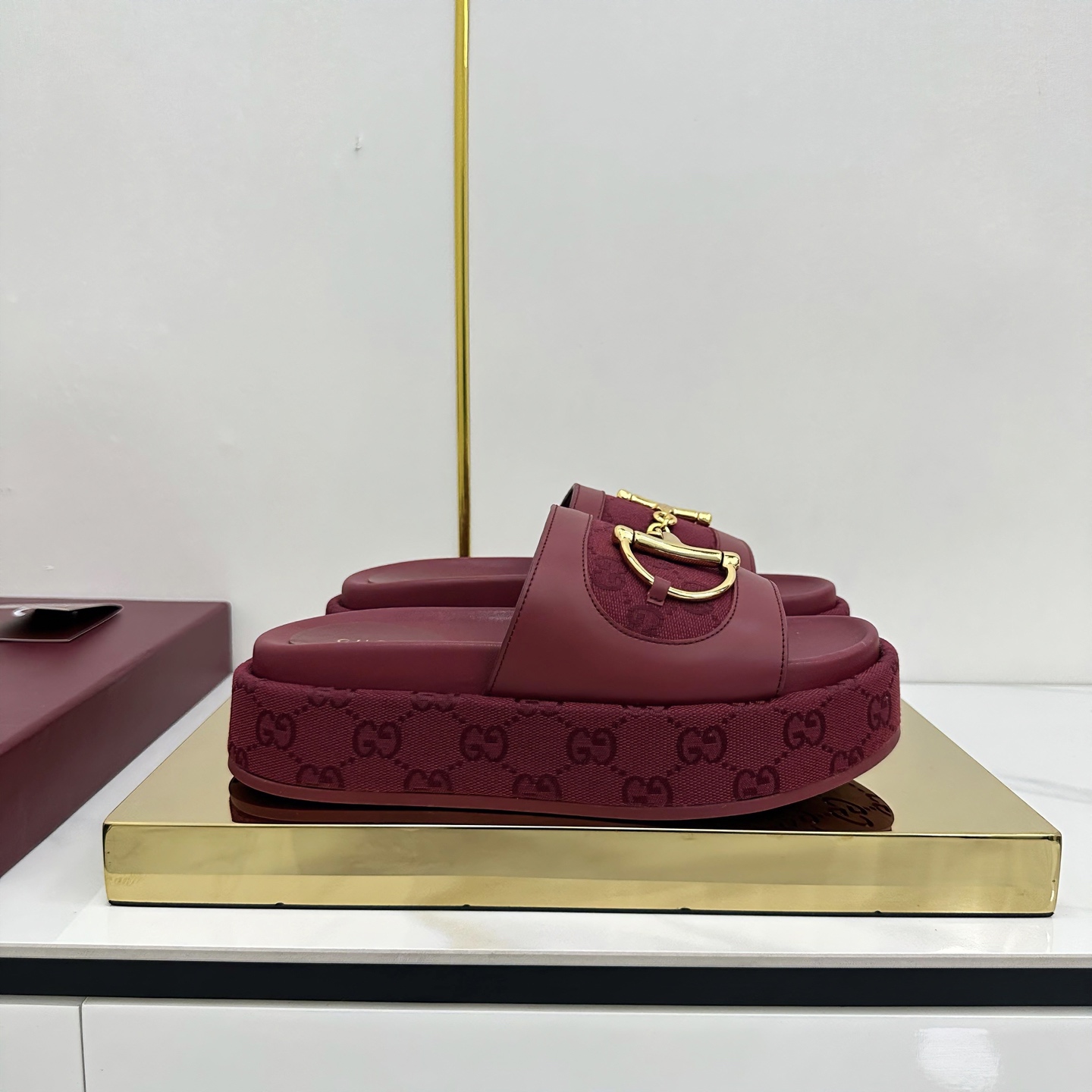 NO:404530,2025Gucci/Gucci Summer Latest D-line Light Gold Horse Bed New Product Thick-soled Waterproof Platform Open-toed Flip-soled Gucci Large D Half-horse Bed Sandals Heeled Thick-soled Waterproof Platform Open-toed Sandals, Essential Models for Shoe Cabinets Original Last High-end Quality This sandal is quite recognizable, classic Big D New Horse Bed details, gold tones, full of charm, made of exquisite sheepskin, the design combines traditional inspiration with modern versatile style, elegantly embellished warm season shape refreshing and high-end integration of the heavy historical heritage of the water table with modern fashion style. The fabric is imported G G canvas + wax leather Original 1:1 Customized hardware Inner Foot-up Sheepskin Lift Large-soled Original Open-mold Imported G G Letter Rubber Combination Sole Heel height 5.5 cm Size 35-43 (40414253 Order)  Packaging full set of red original high-end packaging Italian creations, slippers, gucci, sandals, slippers, sheepskin198609092025Gucci/古奇夏季最新D字浅金马衔扣新品厚底防水台露趾一字拖鞋厚底 Gucci大D半马衔扣凉鞋 坡跟厚底防水台露趾凉鞋,鞋柜必备款 原版套楦 高端品质 这款凉鞋颇具辨识度经典大D新马衔扣扣细节,金色调配件,尽显别样魅力,采用精致羊皮打造,设计融合传统灵感与现代百搭风格,优雅点缀暖季造型清爽高级将水台厚重历史底蕴与现代时尚型格融为一体 面料进口G G帆布+蝚蜡皮 原版1:1定制五金 内里 垫脚羊皮里 大底原版开模进口G G字母橡胶组合底 跟高5.5 cm 码数35-43（40414253订） 包装全套红色原版高端包装 意大利创作,拖鞋,gucci,sandals,slippers,sheepskin,Women's Shoes