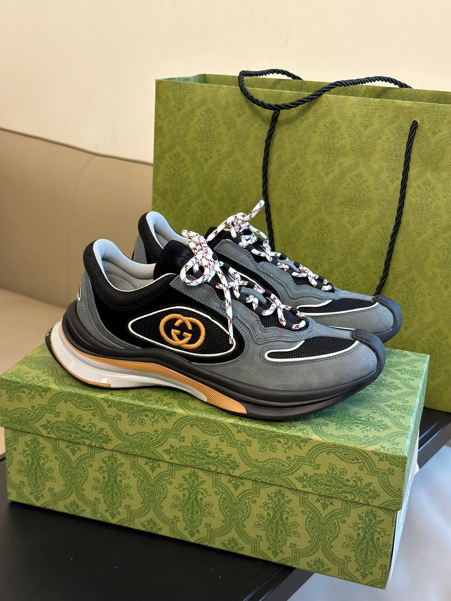 NO:406436,: Men's size) Gucci fw23 new arrival~ Gucci run couple's running shoes new product The line feel of the shoe shape and the matching of different materials and colors can be easily entered into the annual running shoes to original mold-open custom soles, customized technology fabrics and suede splicing uppers, and the foot feel is invincible!  Top quality couple size 35-45, dad shoes, gucci, chamois leather19860909:男码) Gucci fw23 new arrival～ gucci run 情侣款跑鞋新品 鞋型的线条感以及不同材质和颜色的配搭,简直可以登上年度跑鞋to 原版开模定制鞋底,定制科技面料与麂皮拼接鞋面,脚感无敌！ 顶级品质 情侣size 35-45,老爹鞋,gucci,chamois leather,Women's Shoes