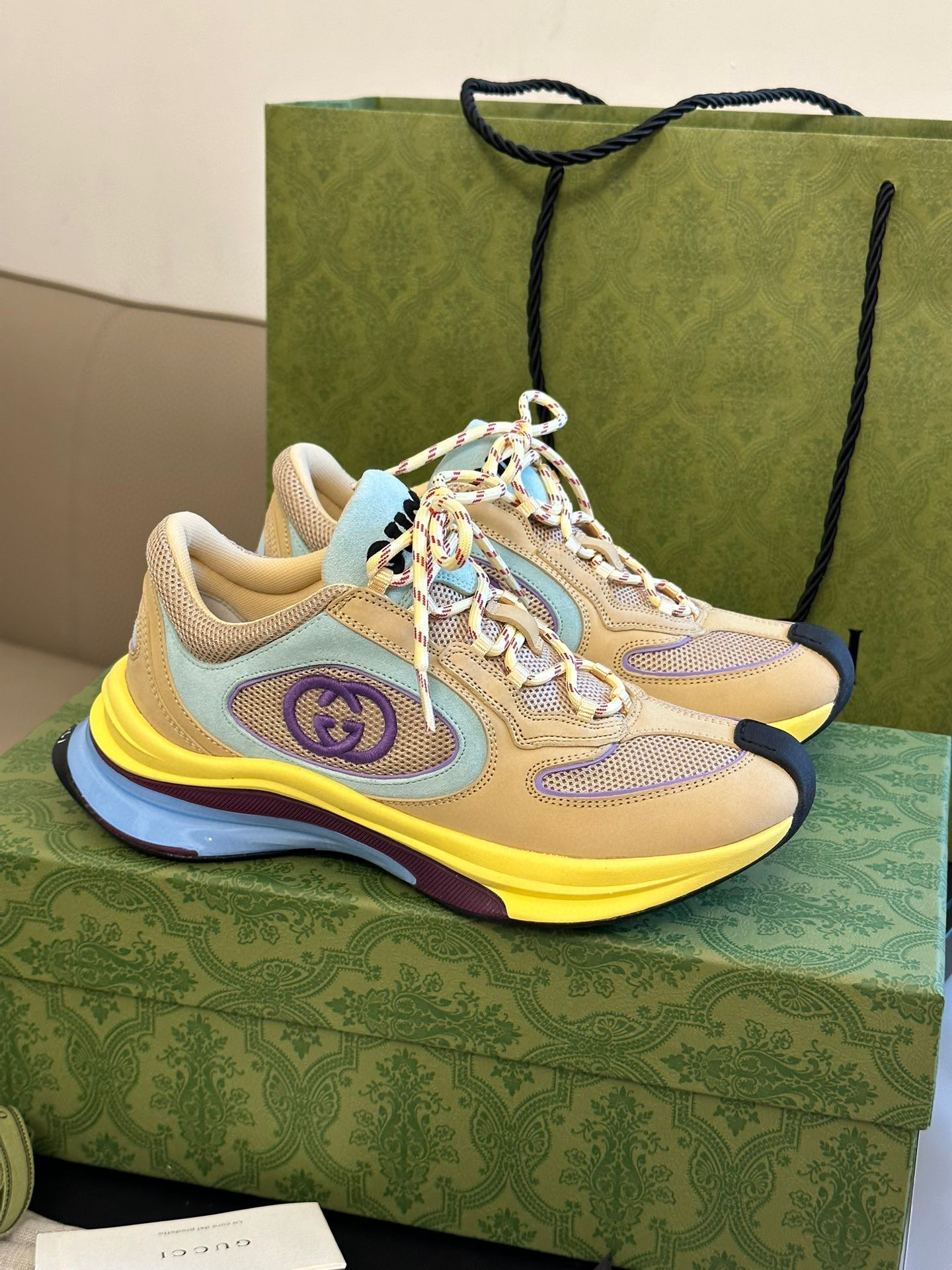 NO:406463,: Gucci fw23 new arrival~ Gucci run couples running shoes new product The line feel of the shoe shape and the matching of different materials and colors can be easily entered into the annual running shoes to original mold-open custom soles, customized technology fabrics and suede splicing uppers, and the foot feel is invincible!  Top quality couple size 35-45, dad shoes, gucci, chamois leather19860909: Gucci fw23 new arrival～ gucci run 情侣款跑鞋新品 鞋型的线条感以及不同材质和颜色的配搭,简直可以登上年度跑鞋to 原版开模定制鞋底,定制科技面料与麂皮拼接鞋面,脚感无敌！ 顶级品质 情侣size 35-45,老爹鞋,gucci,chamois leather,Women's Shoes