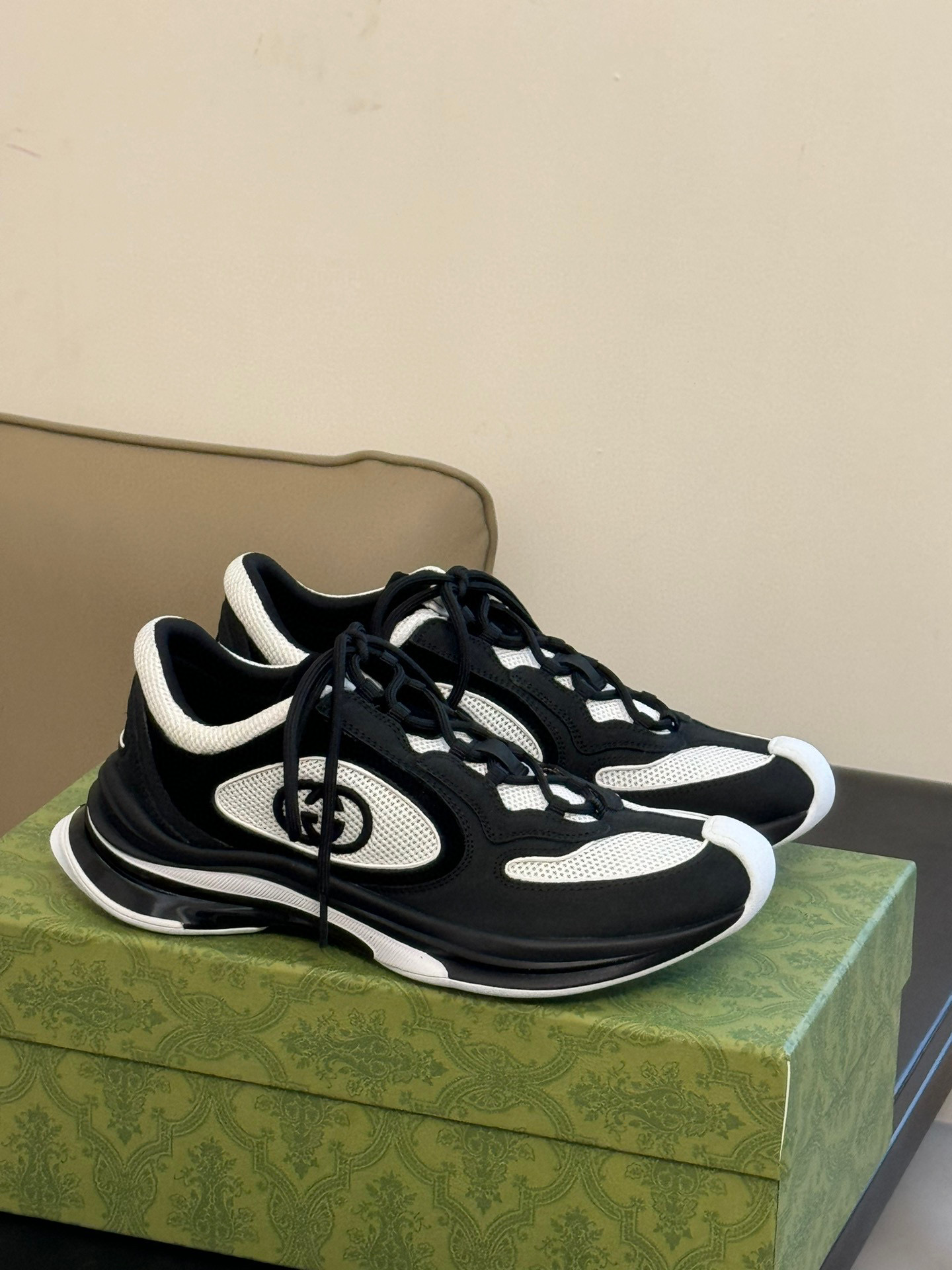 NO:406452,: Gucci fw23 new arrival~ Gucci run couples running shoes new product The line feel of the shoe shape and the matching of different materials and colors can be easily entered into the annual running shoes to original mold-open custom soles, customized technology fabrics and suede splicing uppers, and the foot feel is invincible!  Top quality couple size 35-45, dad shoes, gucci, chamois leather19860909: Gucci fw23 new arrival～ gucci run 情侣款跑鞋新品 鞋型的线条感以及不同材质和颜色的配搭,简直可以登上年度跑鞋to 原版开模定制鞋底,定制科技面料与麂皮拼接鞋面,脚感无敌！ 顶级品质 情侣size 35-45,老爹鞋,gucci,chamois leather,Women's Shoes