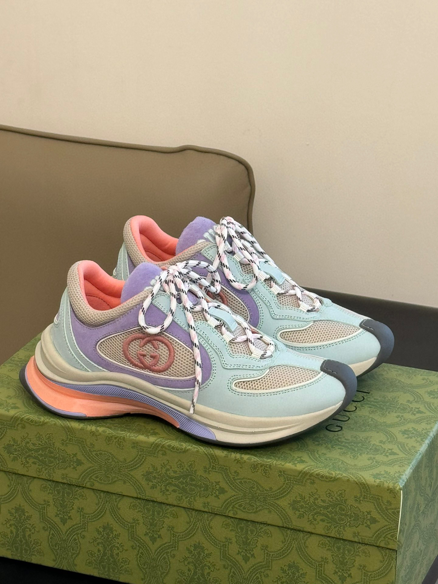 NO:406447,:Women's model) Gucci fw23 new arrival~gucci run couple's running shoes new product The line feel of the shoe shape and the matching of different materials and colors can be easily entered into the annual running shoes to original mold-open custom soles, customized technology fabrics and suede splicing uppers, and the foot feel is invincible!  Top quality couple size 35-45, dad shoes, gucci, chamois leather19860909:女款） Gucci fw23 new arrival～ gucci run 情侣款跑鞋新品 鞋型的线条感以及不同材质和颜色的配搭,简直可以登上年度跑鞋to 原版开模定制鞋底,定制科技面料与麂皮拼接鞋面,脚感无敌！ 顶级品质 情侣size 35-45,老爹鞋,gucci,chamois leather,Women's Shoes