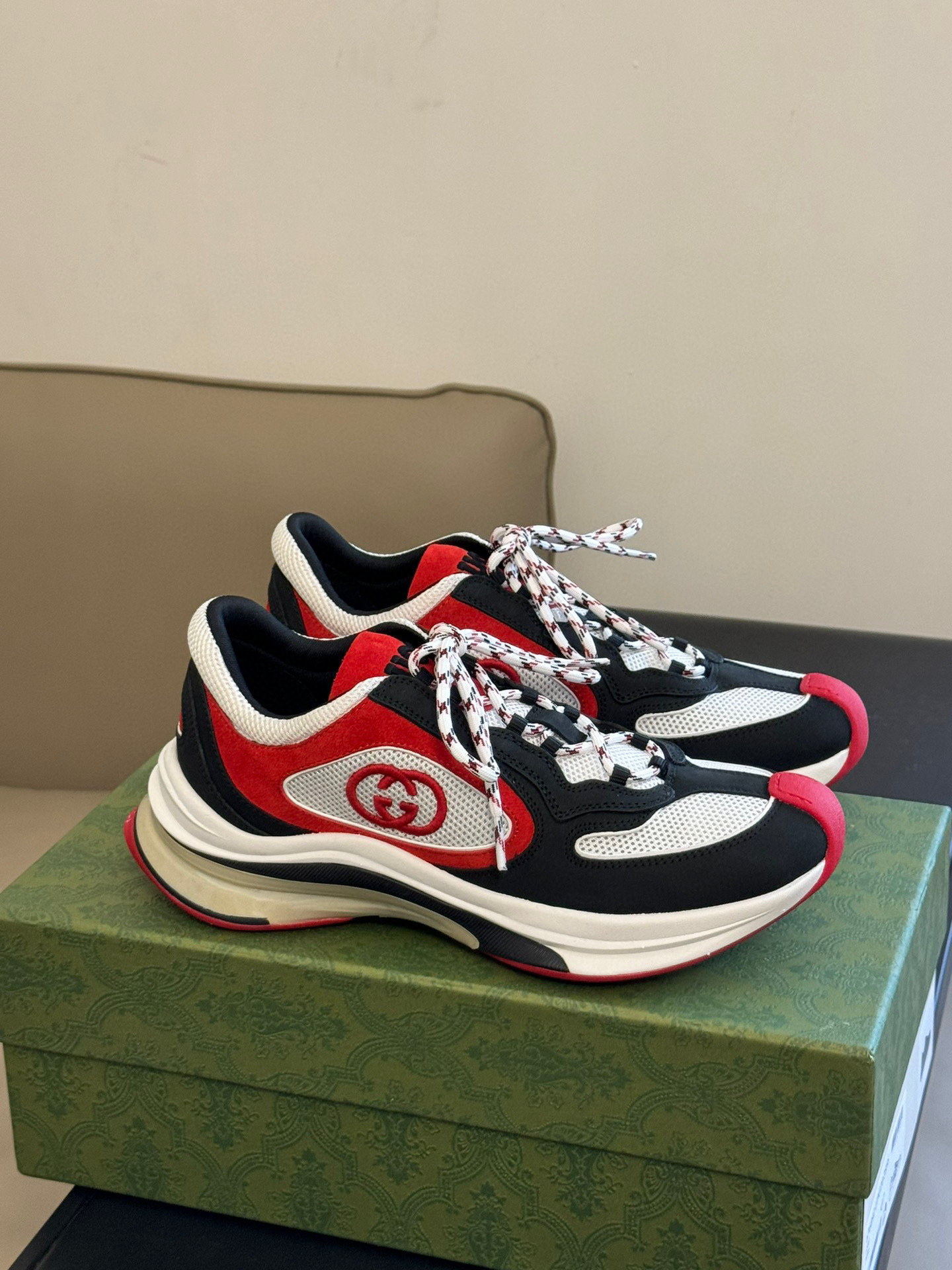 NO:406441,: Gucci fw23 new arrival~ Gucci run couples running shoes new product The line feel of the shoe shape and the matching of different materials and colors can be easily entered into the annual running shoes to original mold-open custom soles, customized technology fabrics and suede splicing uppers, and the foot feel is invincible!  Top quality couple size 35-45, dad shoes, gucci, chamois leather19860909: Gucci fw23 new arrival～ gucci run 情侣款跑鞋新品 鞋型的线条感以及不同材质和颜色的配搭,简直可以登上年度跑鞋to 原版开模定制鞋底,定制科技面料与麂皮拼接鞋面,脚感无敌！ 顶级品质 情侣size 35-45,老爹鞋,gucci,chamois leather,Women's Shoes