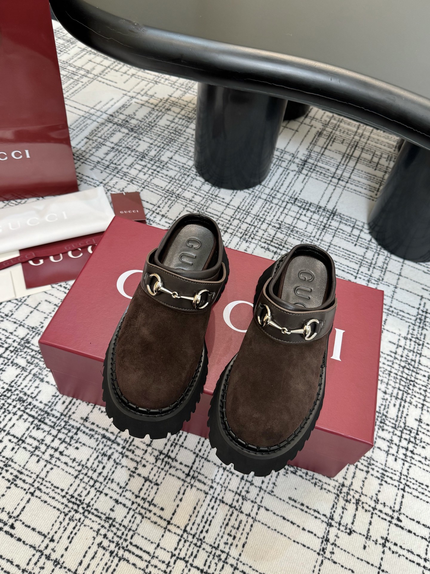 NO:546845,New counter style, horse-bit mules, and gold card mid-height-enhanced slippers. Super invincible light, and it feels very good without weight!  !  !  Foam rubber bottom. Can be worn on both sides. The ankle strap can be placed in front or on the heel. 1 high mercerized reverse velvet leather. Sheepskin inner lining, sheepskin footrest. Increase height by 5 cm., 35-40 sizes. Full set of packaging, semi-torque, slippers, sheepskin19860909专柜新款,马衔扣穆勒鞋,金典中内增高拖鞋.超级无敌轻,毫无重量感觉倍爽！！！发泡橡胶底.可两穿,脚腕带可放在前面,也可以放脚后跟.1高丝光反绒皮.羊皮内里,羊皮垫脚.增高5厘米.,35-40码.全套包装,,半拖,slippers,sheepskin,Women's Shoes