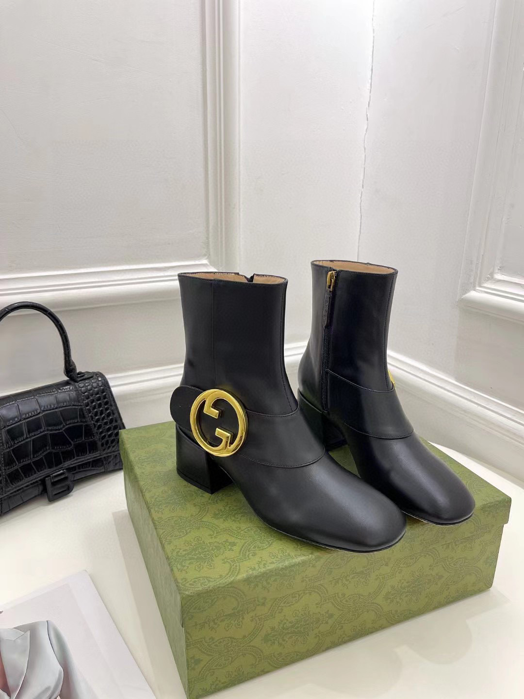 NO:467075,GUCCI Fashionable Big Production Cleverly Uses Square Toe GG Buckles and other Design Fashion Style Fabric: Frosted Yangjing Inner Foot Sticker Imported Sheepskin Heel Heel height 5.5cm Italian leather sole One-to-one Production Number of Sizes: 35-42 Sizes Note: 40 41 42 Customized, Boots, Gucci, Boots, Sheepskin, Sheep, Leather Soles19860909GUCCI 古奇 时尚大爆款 巧妙运用方形鞋头GG扣等设计时尚风范 面料:磨砂羊京 内里垫脚 进口羊皮 跟高5.5cm 意大利真皮大底一比一生产 码数:35—42码 备注: 40 41 42 定做,靴子,gucci,boots,sheepskin,sheep,Leather soles,Women's Shoes