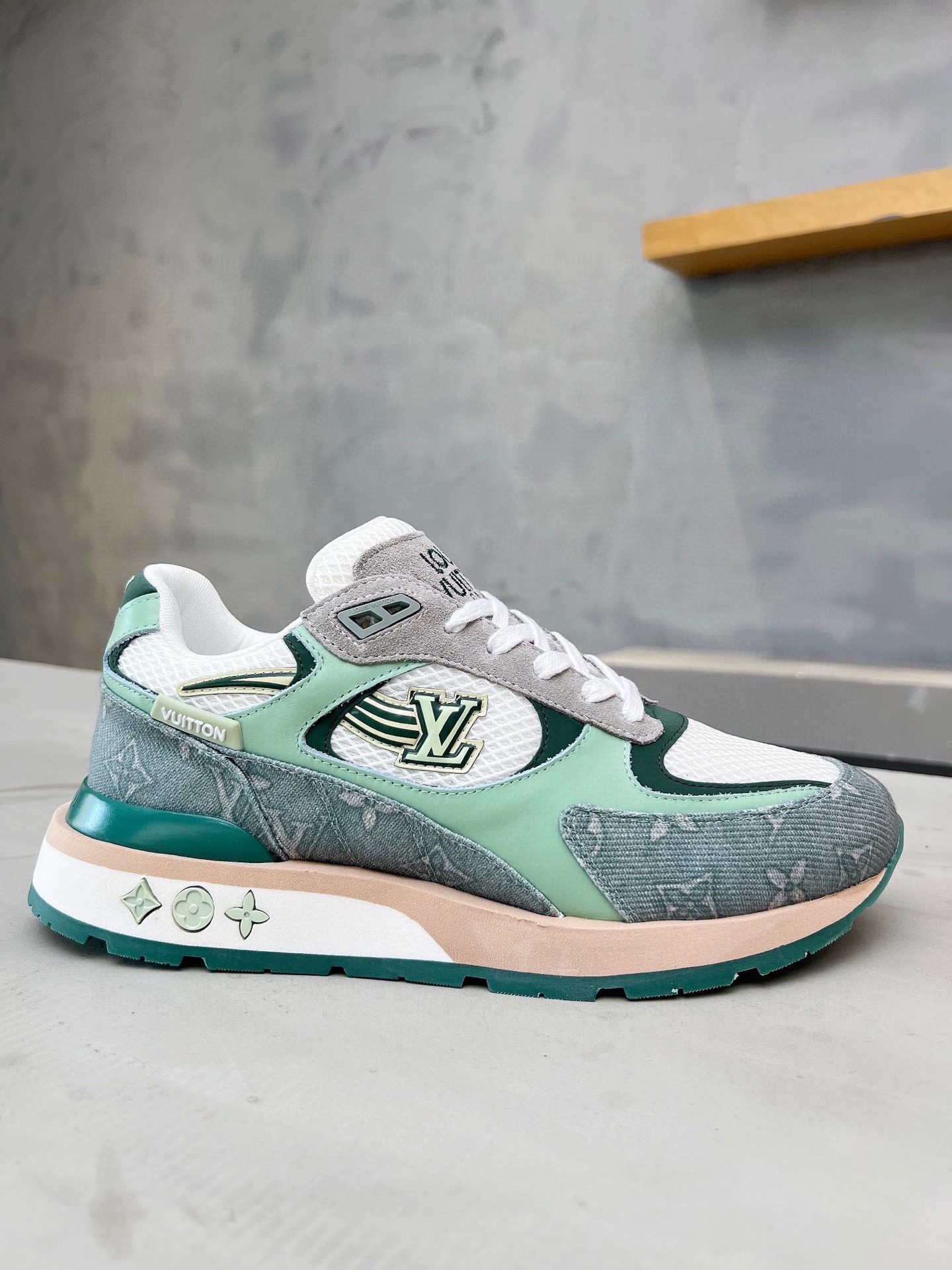 NO:546839,New porn couple popular L family catwalk model, original 1:1 development top version!  !  !  The upper is imported from Italy, silk cowhide + 3D printed gradient color mesh, with luminous, tongue, and electric embroidered logo logo on the sides, with brand LOGO logo and original molded foot pads and original mesh cloth breathable inner lining, and the foot feels super comfortable. Specially supplied with original TPU combination sole. 39-45#, casual shoes/sports shoes, louis vuitton, sneakers, cowhide19860909新色情侣爆款L家走秀款,原版1:1开发顶级版本！！！ 鞋面由意大利进口丝绸牛皮+3D打印渐变色网面、带夜光、鞋舌、后跟电绣logo标志,侧边饰有品牌LOGO标志、原版成型垫脚原版网布透气内里,脚感超舒适.特供原版TPU组合大底.39-45#,休闲鞋/运动鞋,louis vuitton,sneakers,cowhide,Women's Shoes