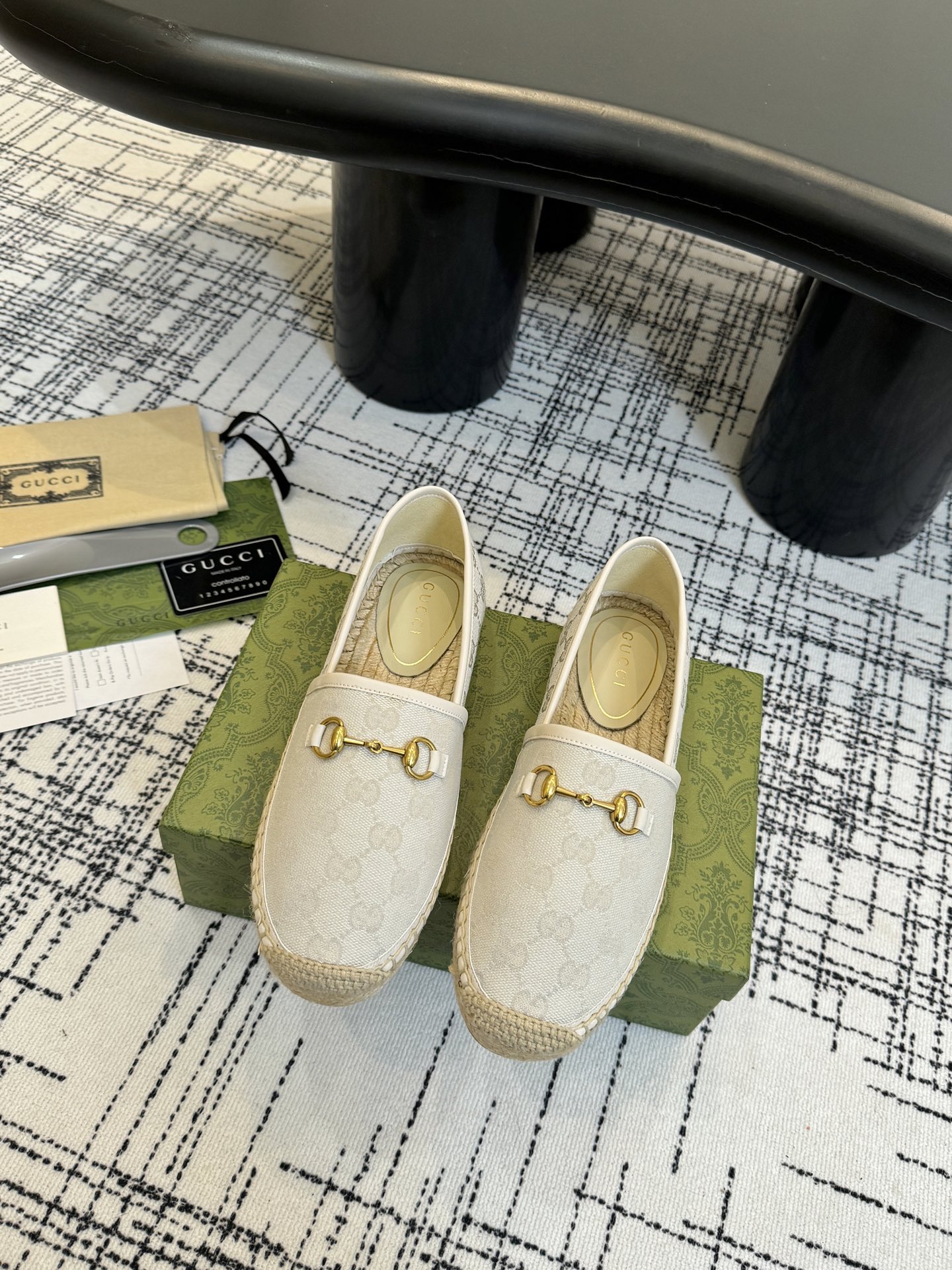 NO:546721,G family 2025 new horsebit GG straw hemp rope bottom fisherman shoes, high version of the latest Gucci presbyopia series G G printed shoes  As an iconic symbol of the brand, logo elements continue to bring more new ideas to single products in novel and unique ways. Each logo contains the brand's unique historical heritage and value pursuit, interpreting the timeless aesthetic concept of fashion with everlasting charm. Each series uses a modern perspective to re-innovate and interpret the brand logo with continuous changes and experiments. The light gold horsebit accessories are different from the previous exaggerated techniques to present the classic double G letter interweaving pattern series. The awakening design G G is the highlight, giving the classic pattern new vitality and exquisite highlights.  The upper is made of original custom-made imported G G embroidered canvas. Matched with women's fisherman shoes. The sole is straw woven waterproof platform with rubber sole. The heel height is 2 cm. The shoes are made in Spain.   Size 35~41, new packaging, high-end ancola red packaging, fisherman shoes, gucci, gucci, espadrilles, espadrilles19860909G家2025新款马衔扣GG草编麻绳底渔夫鞋,高版本最新Gucci老花系列G G印花单鞋 作为品牌的标志性象征,标识元素以新颖别致的方式不断为单品带来更多新意.每一个标识都蕴含品牌特有的历史传承和价值追求,以恒久不衰的魅力诠释时尚永不过时的美学理念.每个系列运用现代视角重新推陈出新,以持续不断的改变及实验诠释品牌标识.浅金马衔扣配饰有别于以往的夸张手法呈现经典双G字母交织图案系列中以唤醒设计G G为亮点,令经典图案焕发新的活力与精致亮点 鞋面原版定制进口G G刺绣帆布 搭配女士渔夫鞋 鞋底草编防水台搭配橡胶鞋底 跟高2厘米跟高 制造鞋履在西班牙完成制作 码数35～41码 包装全新安可拉红色高端包装,渔夫鞋,gucci,gucci,espadrilles,espadrilles,Women's Shoes