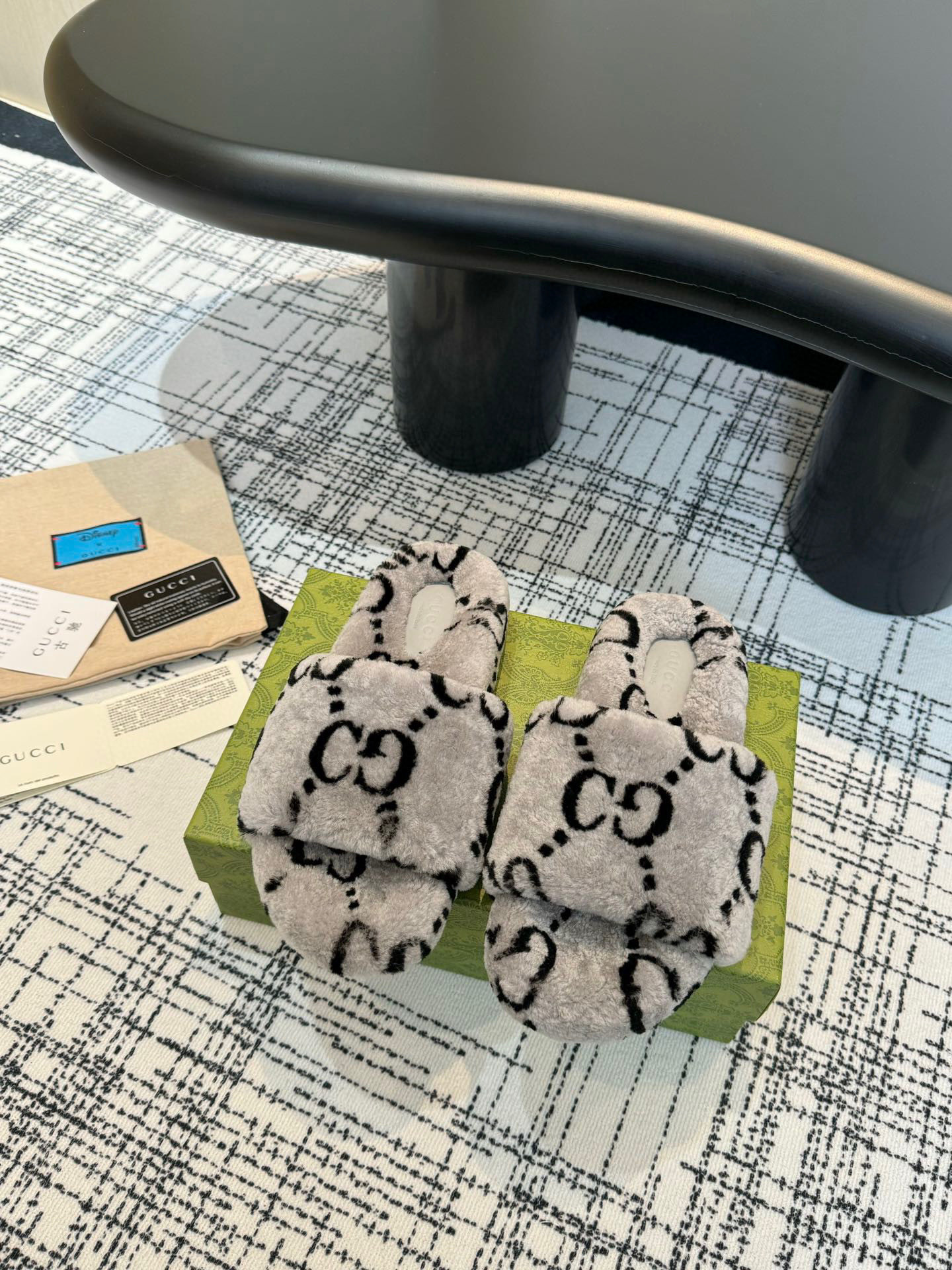 NO:546741,Gucci new style diamond buckle hair drag high quality eyes closed!  Thickened real fur is softer and more comfortable to put on, using imported fur integrated lamb fur Swarovski rhinestone buckle, giant flash original high-density foam sole Size:# 35-40 (40 custom made without return), fur shoes and slippers, gucci, swarovski, slippers19860909Gucci新款 钻扣毛拖 高品质闭眼入！加厚真毛踩上去更加柔软舒服,采用进口皮毛一体羊羔毛 施华洛世奇水钻扣 巨闪 原版高密度发泡底 Size:# 35-40（40 定做不退换）,毛毛鞋拖鞋,gucci,swarovski,slippers,Women's Shoes