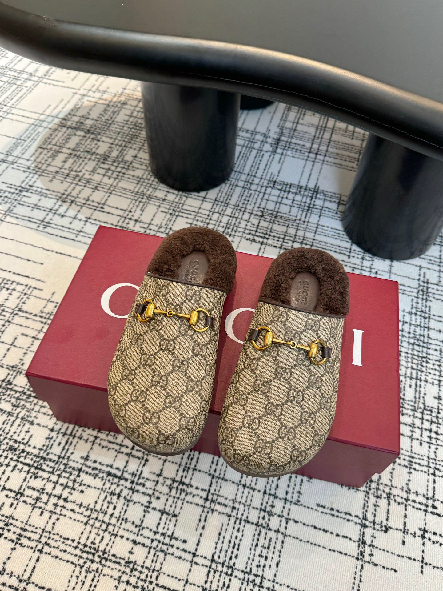 NO:546706,GG's new horse-bit wool mules, merino wool inner lining, golden presbyopia, PU heightened water platform!  Wear-resistant rubber sole women's size 35-41, (41 customized, non-returnable) full set of packaging, semi-torque fur shoes19860909GG新款马衔扣羊毛穆勒鞋,美利奴羊毛内里.金典老花 ,PU增高水台！耐磨橡胶鞋底女码35-41,（41 定做不退换）全套包装,半拖毛毛鞋,Women's Shoes