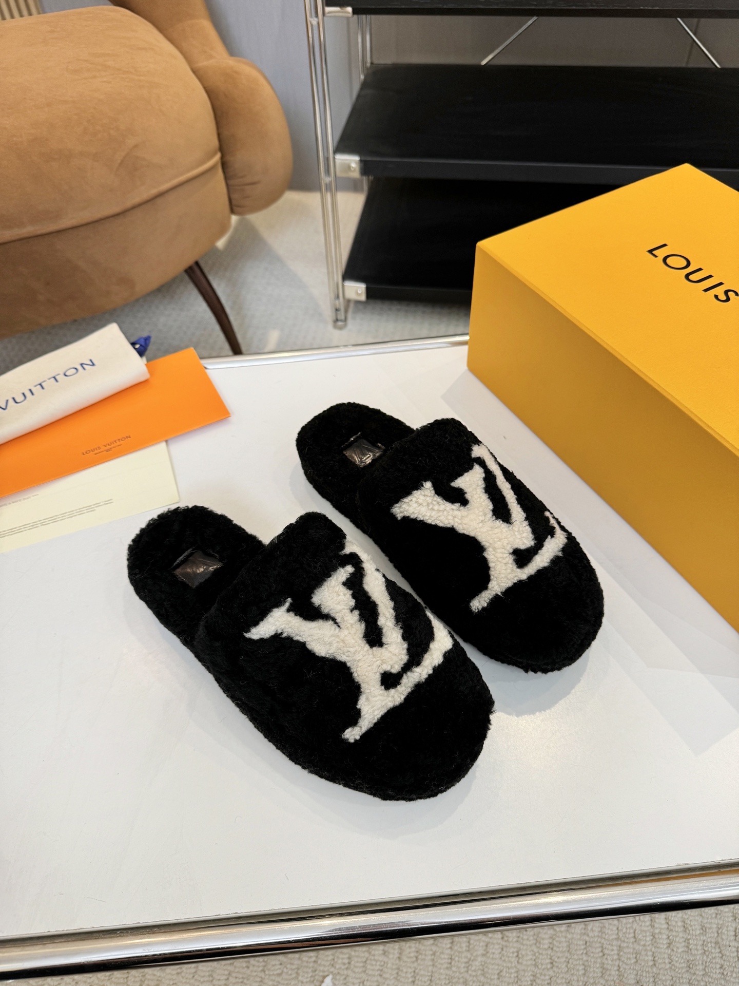 NO:546702,(Top version) Louis *uiton 2025s new wool home slippers are elegant, simple and luxurious. These slippers are standard equipment. What is revealed behind the simplicity is that you deserve the entire simple rough logo upper LV brand picture logo design!  Upper imported wool, medium and low imported wool, sole thickness 2.0cm, rubber bottom piece, code number 35-42 (40, 41, 42 are non-returnable), full set of original drawer box, furry shoes and slippers, louis vuitton, louis vuitton, slippers19860909（顶级版本） Louis *uiton 2025s 新款毛居家拖鞋 优雅 简约 奢华 这款拖鞋算是标配啦 简单背后透露出来的是你值得拥有整个简约的大致logo鞋面LV品牌图片标志设计！ 鞋面进口羊毛 中低进口羊毛 底厚2.0cm 鞋底橡胶底片 码数35-42（40、41、42不退换） 包装全套原版抽屉盒,毛毛鞋拖鞋,louis vuitton,louis vuitton,slippers,Women's Shoes