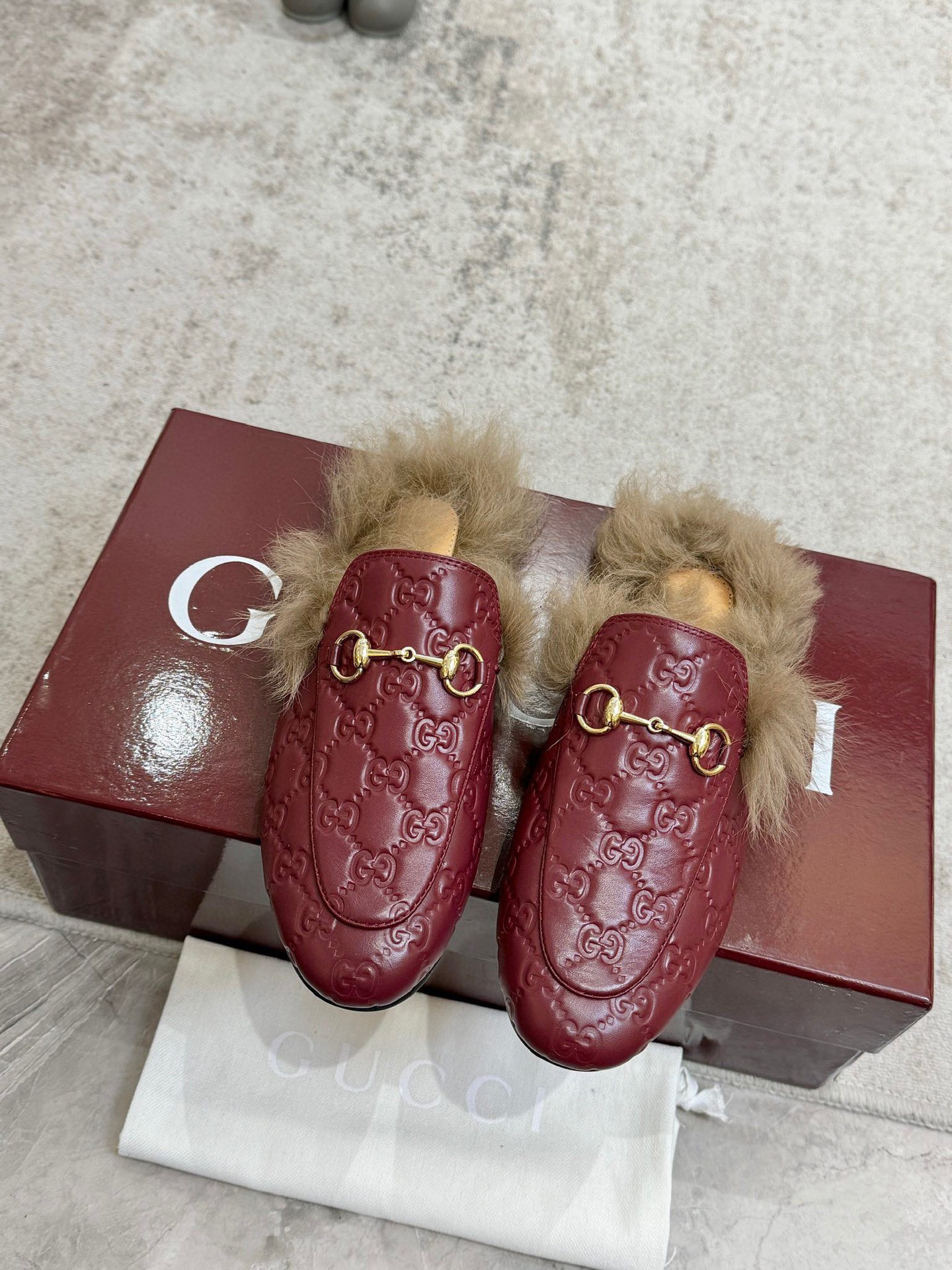 NO:546728,Top version GUCCI embossed hair pullover, upper material leather, inner foot pad, full sheepskin, series slippers have become the main items of the GUCCI series, unique and modern, accessories are a fashionable interpretation of horse-bit loafers, exquisite upgrades in the early spring series. Size 35-40, 41, no return or replacement, semi-dragged hair pullovers, gucci, loafers, slippers, sheepskin19860909顶级版本 GUCCI 压纹毛拖 ,鞋面材质 皮面,内里垫脚全羊皮,,系列拖鞋已成为GUCCI系列的主打单品,别出心裁而充满摩登气息,配饰是对马衔扣乐福鞋的时尚诠释,早春系列中精致升级.码数35-40,41不退不换,半拖毛毛鞋,gucci,loafers,slippers,sheepskin,Women's Shoes