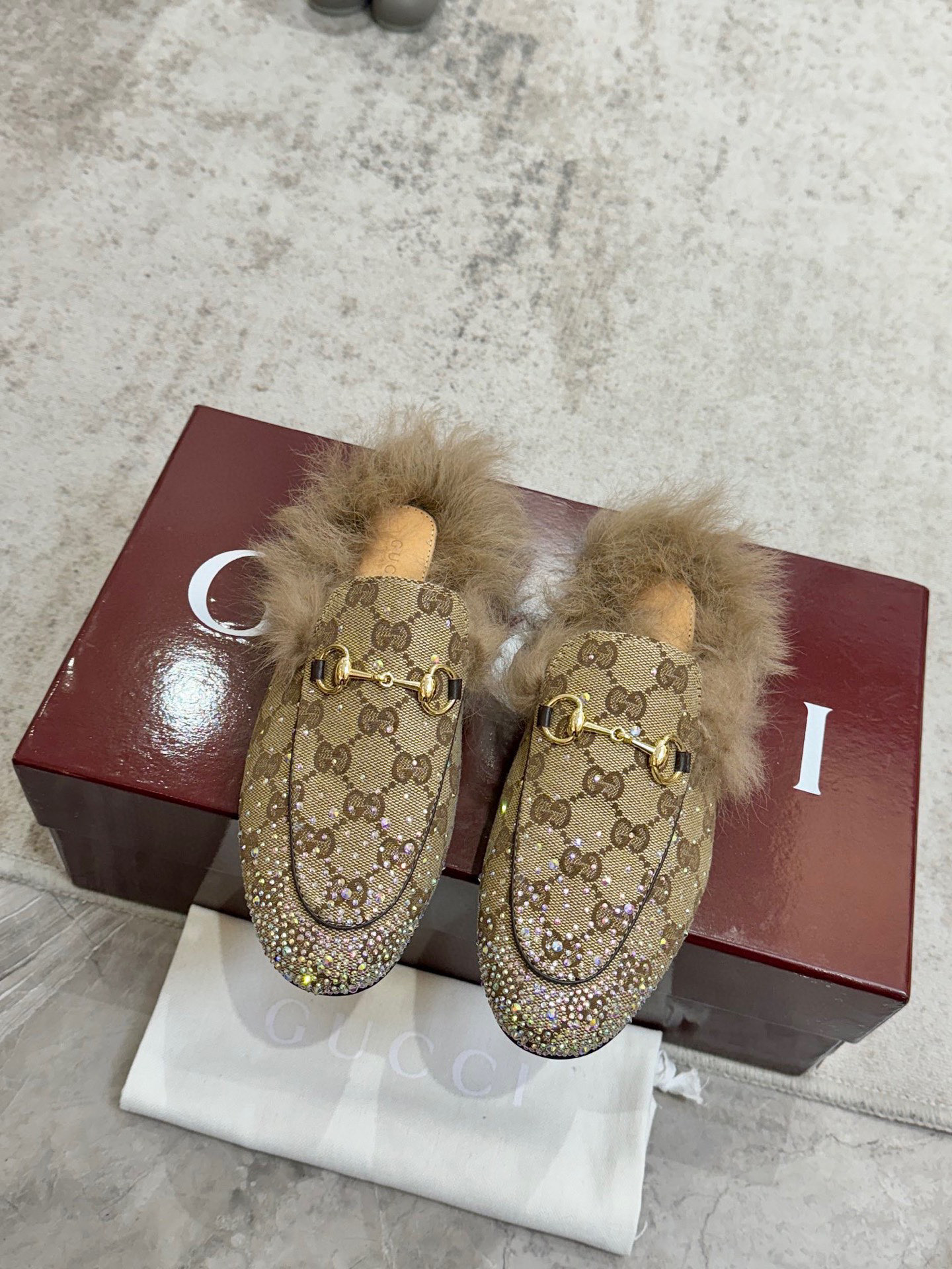 NO:546735,The top version of GUCCI, the upper material is leather, the lining is all sheepskin, the series of slippers have become the main item of the GUCCI series, unique and full of modern flavor, the accessories are a fashionable interpretation of horsebit loafers, exquisite upgrades in the early spring series. Sizes 35-40, 41 are non-returnable and non-exchangeable, semi-slippers, gucci, loafers, slippers, sheepskin19860909顶级版本 GUCCI ,鞋面材质 皮面,内里垫脚全羊皮,系列拖鞋已成为GUCCI系列的主打单品,别出心裁而充满摩登气息,配饰是对马衔扣乐福鞋的时尚诠释,早春系列中精致升级.码数35-40,41不退不换,半拖毛毛鞋,gucci,loafers,slippers,sheepskin,Women's Shoes
