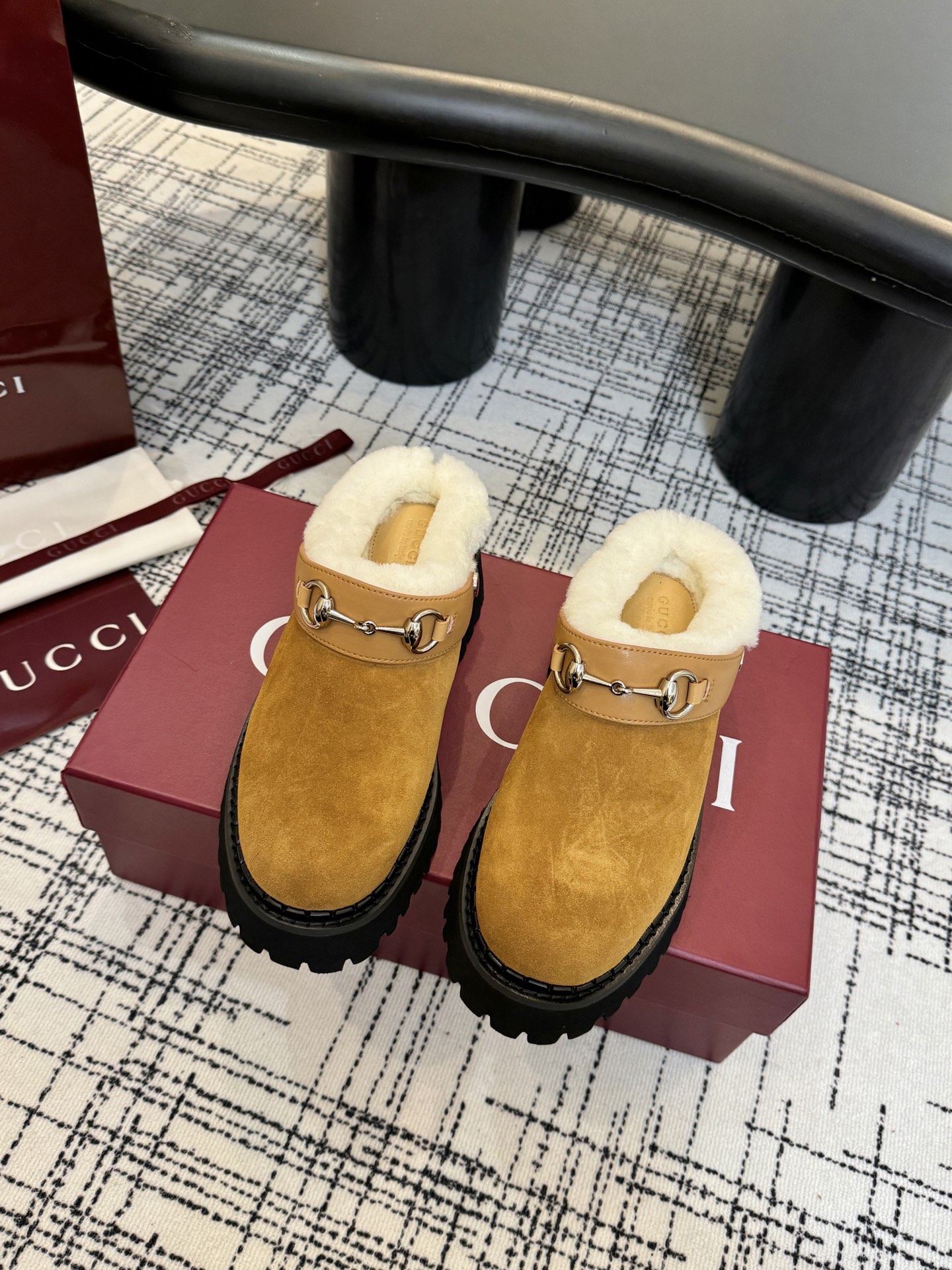 NO:546747,Longfeng environmentally friendly fur integrated 2025 new model GUCCi high-end boutique single shoes v Gucci loafer shoes top purchasing quality!  The original version is replicated 1:1, and every detail has been carefully polished and carefully made. It can be compared with ZG, with the same quality as the ZG!  This series focuses on creating highlights of the items through details, and uses feminine details such as lace crystal and tulle to show the new concept of femininity. This loafer is carefully embellished with the whole GG pattern, and uses shining crystal to create a stunning work to rejuvenate the charm of contemporary women. Original custom-made imported sheep tiles, inner/foot pad environmentally friendly wool integrated with heel flat heel size 35-41 [41 Custom made] No return and exchange Packaging full set of Encore burgundy original packaging, semi-torn fur shoes, gucci, gucci, loafers, sheep19860909隆丰环保羊毛皮毛一体 2025早秋新款 GUCCi高端精品单鞋v古驰乐福鞋顶级代购品质！原版1:1复刻,毎个细节皆经过精心打磨细腻制作.可与ZG对比如一,无二品质！ 本系列尤为注重通过细节打造单品亮点,以蕾丝水晶和薄纱等富有女性魅力的细节,展现女性气质的新理念.这款乐福鞋精心点缀通体GG图案,运用闪耀动人的水晶打造令人惊艳的作品焕新诠释当代女性魅力 面料原版定制进口羊猄 内里/垫脚环保羊毛一体 鞋跟平跟 尺码35-41【41 定做】不退换 包装全套安可拉酒红原包装,半拖毛毛鞋,gucci,gucci,loafers,sheep,Women's Shoes