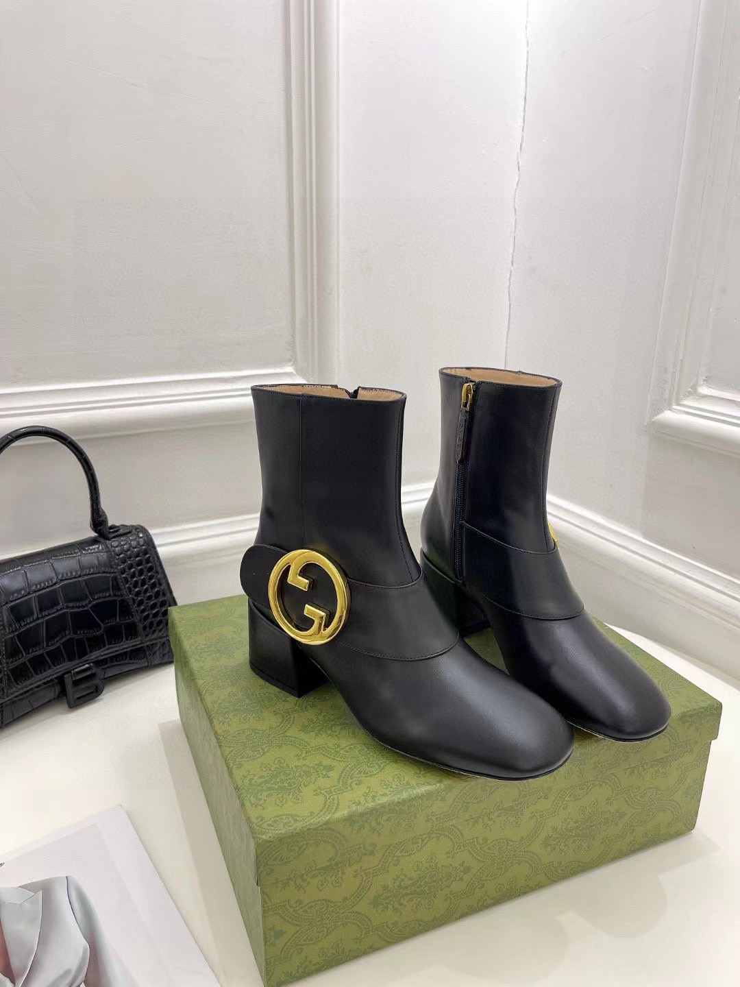 NO:546786,GUCCI Fashionable Big Production Cleverly Uses Square Toe GG Buckles and other Design Fashion Style Fabric: Frosted Yangjing Inner Foot Sticker Imported Sheepskin Heel Heel height 5.5cm Italian leather sole One-to-one Production Number of Sizes: 35-41 Size Note: 40 41 Customized, Boots, Gucci, Boots, Sheepskin, Sheep, Leather Soles19860909GUCCI 古奇 时尚大爆款 巧妙运用方形鞋头GG扣等设计时尚风范 面料:磨砂羊京 内里垫脚 进口羊皮 跟高5.5cm 意大利真皮大底一比一生产 码数:35—41 码 备注: 40 41定做,靴子,gucci,boots,sheepskin,sheep,Leather soles,Women's Shoes