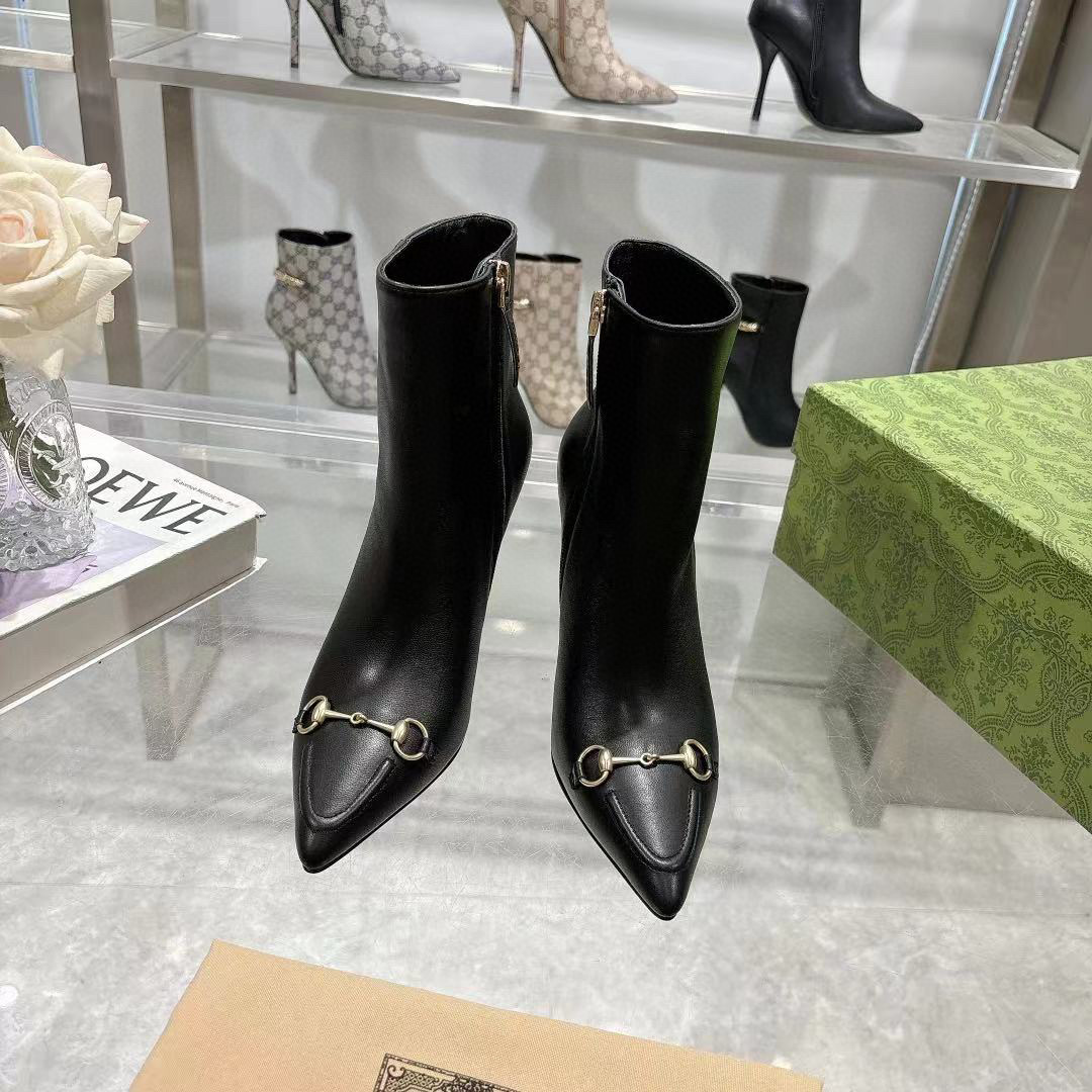 NO:546819,Guccí Classic Women's Shoes: The original version is developed one to one, carefully modified shoe last, the fabric adopts the original texture. Imported cowhide and sheepskin. It is equipped with original board electric hardware GG buckle, which is so delicate that it is impeccable!  Sheepskin inner lining and footrest Heel height: 10.5cm Size number, 35-42 (40.41 42 customized) Italian leather outsole, original packaging, boots, gucci, boots, cowhide, sheepskin, Leather soles19860909古奇 Guccⅰ 经典女鞋:原版一比一开发,精心调制的鞋楦,面料采用原版质感.进口牛皮其羊皮.配原板电渡五金GG扣 细腻到无可挑剔！ 羊皮内里和垫脚 跟高:10.5cm 码数,35-42（40.41 42订做） 意大利真皮大底,原版包装,靴子,gucci,boots,cowhide,sheepskin,Leather soles,Women's Shoes