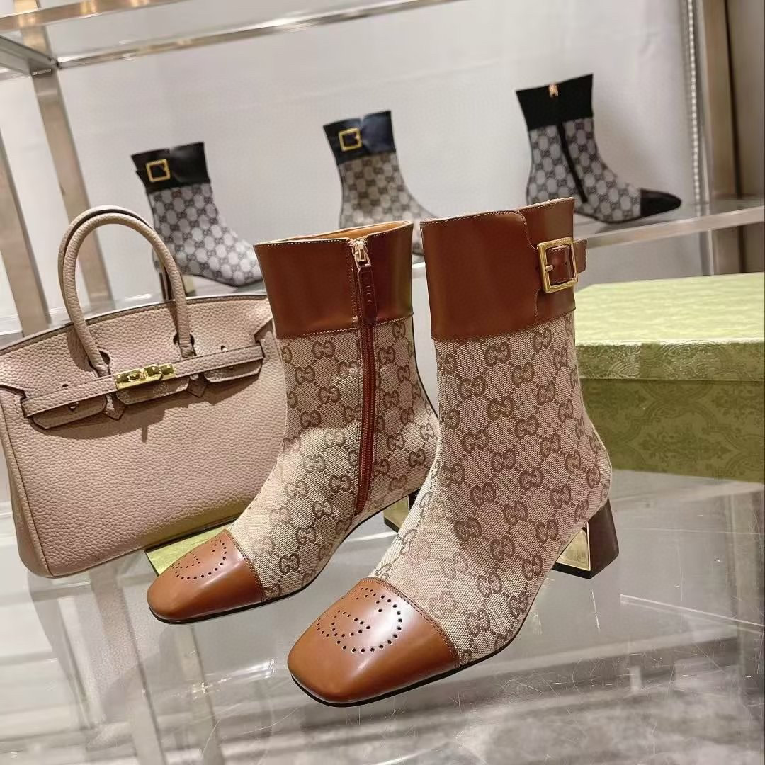 NO:546834,GUCCI Fashionable and popular style, cleverly uses square toe boots and other designs, fabric embroidery spliced ​​grained cowhide/imported mixed-bred sheepskin inner footbed imported sheepskin heel height 5cm Italian leather sole one-to-one production Size: 35-42 sizes Note: 40 41 42 Customized, boots, gucci, boots, cowhide, sheepskin, Leather soles19860909GUCCI 古奇 时尚大爆款 巧妙运用方形鞋头等设计时尚风范 面料刺绣拼接粒面牛皮/进口混种羊皮 内里垫脚 进口羊皮 跟高5cm 意大利真皮大底一比一生产 码数:35—42码 备注: 40 41 42 定做,靴子,gucci,boots,cowhide,sheepskin,Leather soles,Women's Shoes