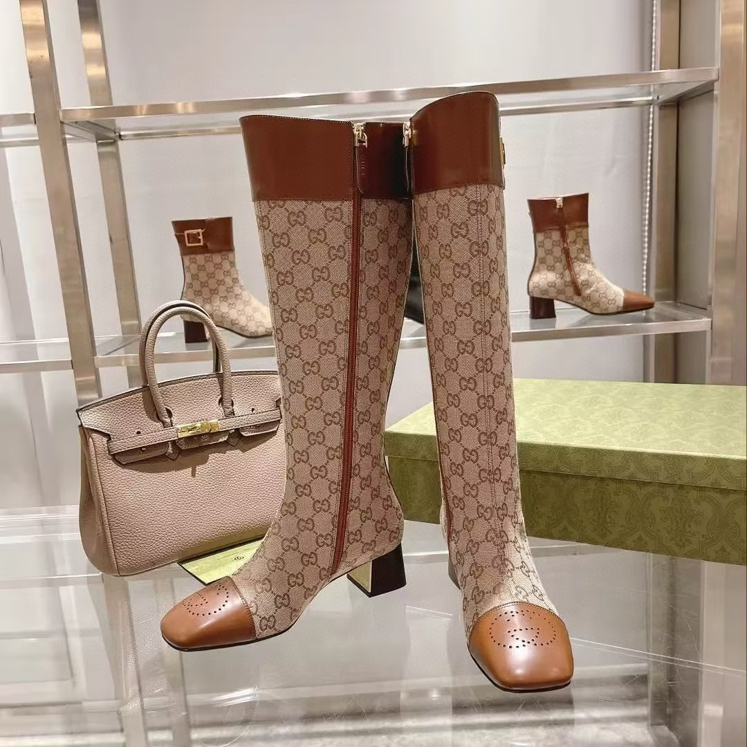 NO:546827,GUCCI Fashionable and popular style, cleverly uses square toe boots and other designs, fabric embroidery spliced ​​grained cowhide/imported mixed-bred sheepskin inner footbed imported sheepskin heel height 5cm Italian leather sole one-to-one production Size: 35-42 sizes Note: 40 41 42 Customized, boots, gucci, boots, cowhide, sheepskin, Leather soles19860909GUCCI 古奇 时尚大爆款 巧妙运用方形鞋头等设计时尚风范 面料刺绣拼接粒面牛皮/进口混种羊皮 内里垫脚 进口羊皮 跟高5cm 意大利真皮大底一比一生产 码数:35—42码 备注: 40 41 42 定做,靴子,gucci,boots,cowhide,sheepskin,Leather soles,Women's Shoes