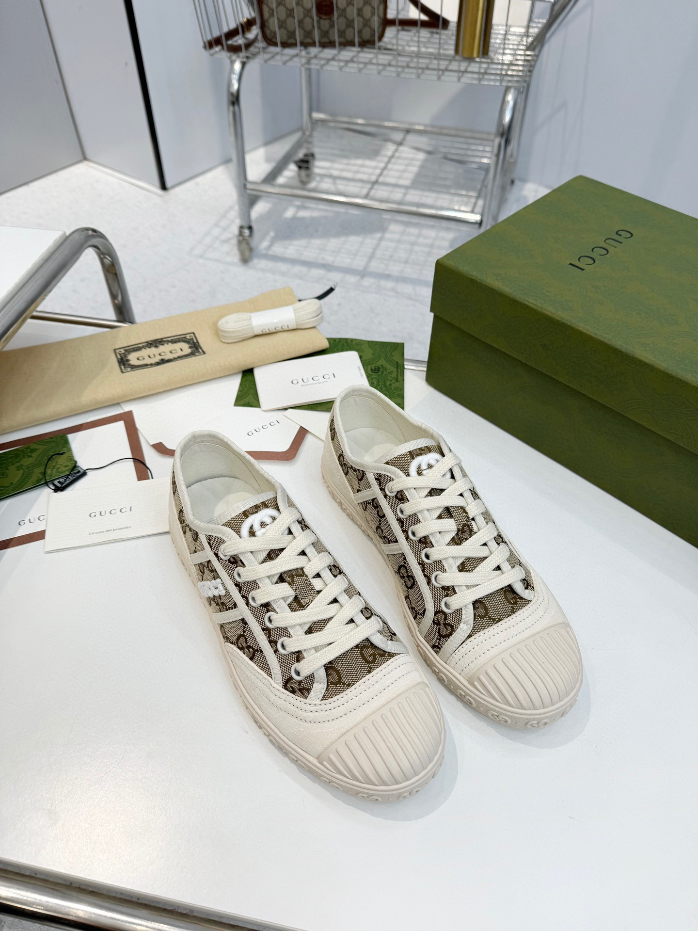 NO:546801,GG runner shoes, light blue GG denim fabric is craftsmanship to show uniqueness and interest. Natural tassels are beautiful and fashionable!  3D three-dimensional embroidery LIGO, wear-resistant TPU carved and embossed sole!  Natural latex insole. Full set of packaging with anti-counterfeiting chip!  Size 35-40, casual shoes/sports shoes, sneakers19860909GG远动鞋,浅蓝色GG丹宁面料匠心打造,彰显别致意趣.自然流苏美观时尚潮流！3D立体刺绣LIGO,耐磨TPU雕花压纹鞋底！天然乳胶鞋垫.全套包装,带防伪芯片！35-40码,休闲鞋/运动鞋,sneakers,Women's Shoes