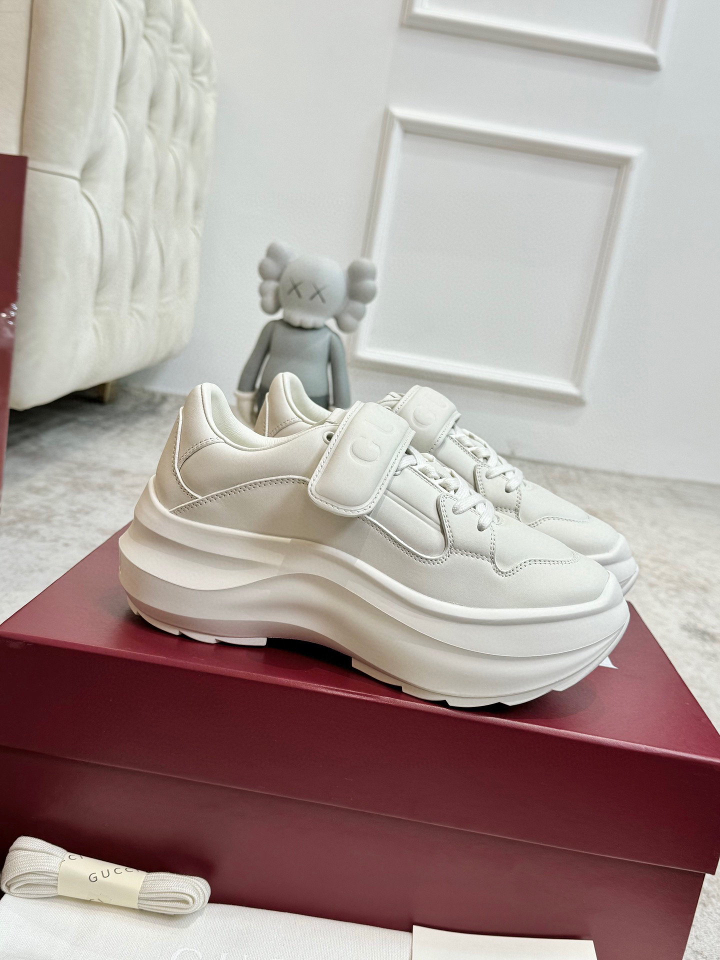 NO:546767,G family's latest popular pine lamb white shoes fashion and casual design new Velcro and high-cycle craftsmanship and incorporate the current design essence GG printed embossed leather makes the most profound brand logo connotation, and is absolutely replicated by the original board. Fabric: original board silk cowhide Inner: Niuli ox pad Outsole: IP foaming Shoe tongue size: air compressor original code Packaging: Full set of tote bags Note: All details have original board comparison Code: Women 35-41 Note Do not use vacuum pu sucking mold sole to compare prices, because there is no comparison at all., Dad shoes, gucci, cowhide19860909G家最新爆款松羔小白鞋时尚与休闲混搭设计全新魔术贴加高周波工艺并融入当下的设计精髓GG 印花压纹皮革制作尽显深厚的品牌标识内涵市场最高版本,绝对原板复刻. 面料:原板丝绸牛皮 内里:牛裡牛垫 大底:IP发泡 鞋舌码数:空压原码 包装:全套配手提袋 备注:所有细节均有原板对比 配码: 女35-41 备注不要拿抽真空的pu吸模底来比价,因为完全没有可比性.,老爹鞋,gucci,cowhide,Women's Shoes