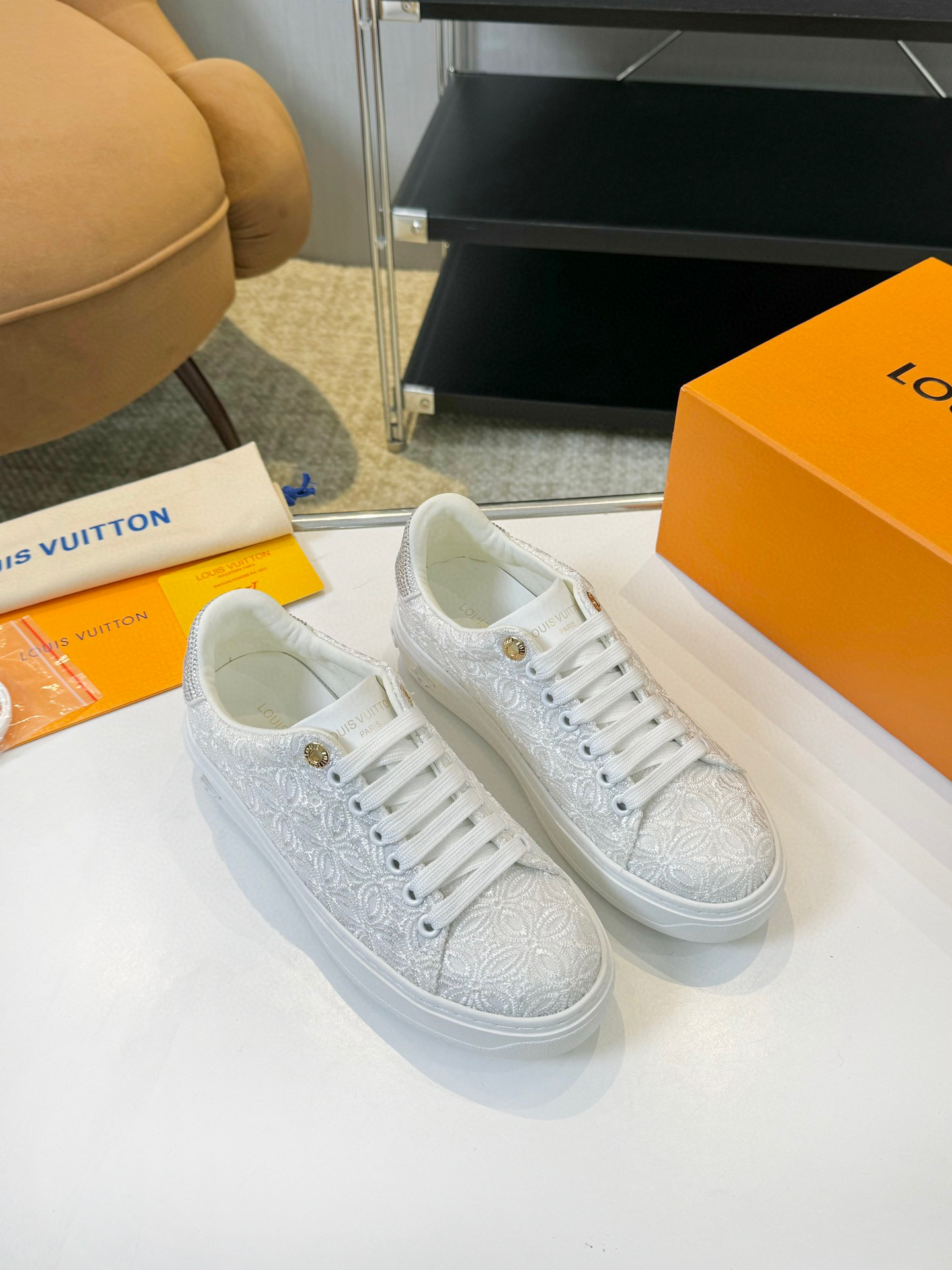 NO:546805,【Beverly Hills Sports Shoes Series】 This Beverly Hills Sports Shoes are made of grained cowhide leather with Damier patterns, which echoes the seasonal leather goods series. The thick rubber outsole is light and the Louis Vuitton logo embosses adds brand elements. The lined insoles and technological fabric linings enhance comfort experience. Detailed features Embossed grained cowhide ultra-light rubber outsole The tongue and outsole are decorated with Louis Vuitton logo size 35-40, casual shoes/sports shoes, louis vuitton, sneakers, cowhide19860909【Beverly Hills运动鞋系列】 本款Beverly Hills运动鞋为粒面牛皮革铺陈Damier图案,与当季皮具系列遥相呼应.厚实橡胶外底不失轻盈,路易威登标识压纹再添品牌元素.加衬鞋垫和科技面料内衬提升舒适体验. 详细特征 压纹粒面牛皮 超轻橡胶外底 鞋舌和外底饰有路易威登标识 码数35-40,休闲鞋/运动鞋,louis vuitton,sneakers,cowhide,Women's Shoes