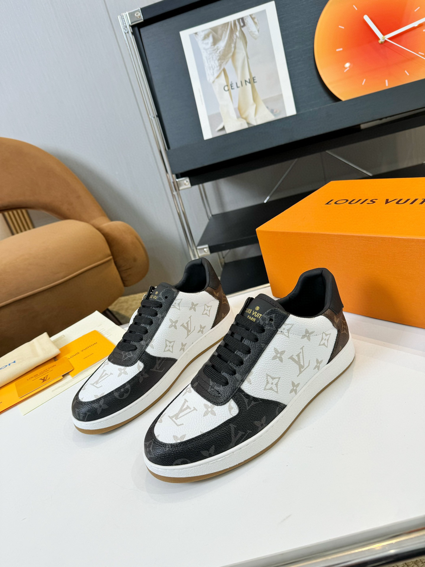 NO:546813,【Beverly Hills Sports Shoes Series】 This Beverly Hills Sports Shoes are made of grained cowhide leather with Damier patterns, which echoes the seasonal leather goods series. The thick rubber outsole is light and the Louis Vuitton logo embosses adds brand elements. The lined insoles and technological fabric linings enhance comfort experience. Detailed features Embossed grained cowhide ultra-light rubber outsole The tongue and outsole are decorated with Louis Vuitton logo size 35-45, casual shoes/sports shoes, louis vuitton, sneakers, cowhide19860909【Beverly Hills运动鞋系列】 本款Beverly Hills运动鞋为粒面牛皮革铺陈Damier图案,与当季皮具系列遥相呼应.厚实橡胶外底不失轻盈,路易威登标识压纹再添品牌元素.加衬鞋垫和科技面料内衬提升舒适体验. 详细特征 压纹粒面牛皮 超轻橡胶外底 鞋舌和外底饰有路易威登标识 码数35-45,休闲鞋/运动鞋,louis vuitton,sneakers,cowhide,Women's Shoes