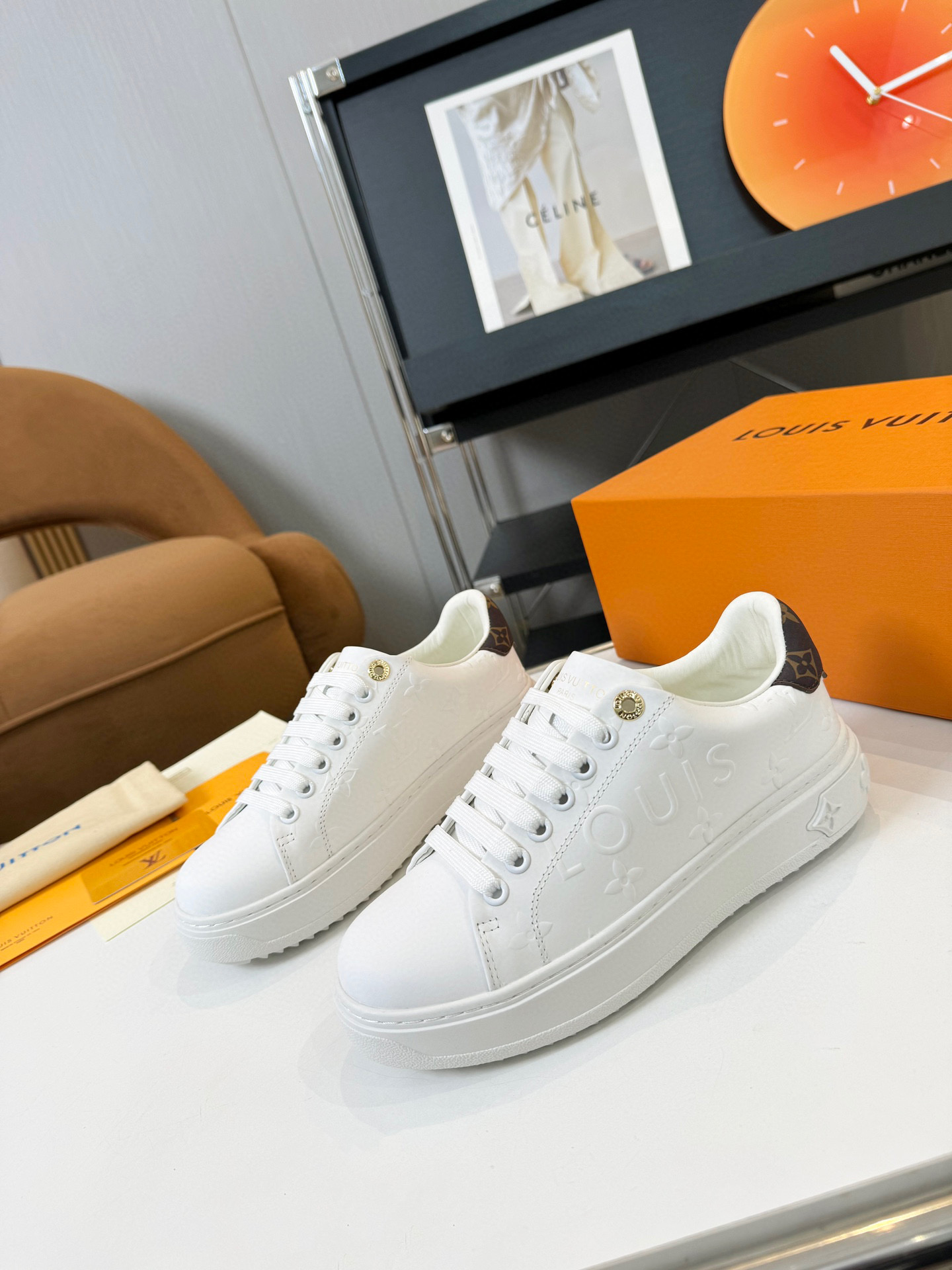 NO:546821,【Beverly Hills Sports Shoes Series】 This Beverly Hills Sports Shoes are made of grained cowhide leather with Damier patterns, which echoes the seasonal leather goods series. The thick rubber outsole is light and the Louis Vuitton logo embosses adds brand elements. The lined insoles and technological fabric linings enhance comfort experience. Detailed features Embossed grained cowhide ultra-light rubber outsole The tongue and outsole are decorated with Louis Vuitton logo size 35-40, casual shoes/sports shoes, louis vuitton, sneakers, cowhide19860909【Beverly Hills运动鞋系列】 本款Beverly Hills运动鞋为粒面牛皮革铺陈Damier图案,与当季皮具系列遥相呼应.厚实橡胶外底不失轻盈,路易威登标识压纹再添品牌元素.加衬鞋垫和科技面料内衬提升舒适体验. 详细特征 压纹粒面牛皮 超轻橡胶外底 鞋舌和外底饰有路易威登标识 码数35-40,休闲鞋/运动鞋,louis vuitton,sneakers,cowhide,Women's Shoes