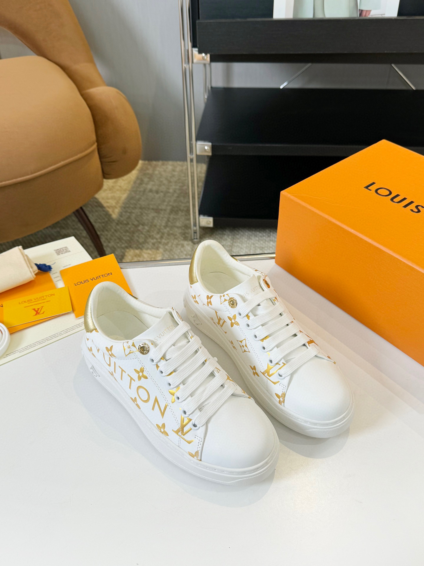 NO:546787,【Beverly Hills Sports Shoes Series】 This Beverly Hills Sports Shoes are made of grained cowhide leather with Damier patterns, which echoes the seasonal leather goods series. The thick rubber outsole is light and the Louis Vuitton logo embosses adds brand elements. The lined insoles and technological fabric linings enhance comfort experience. Detailed features Embossed grained cowhide ultra-light rubber outsole The tongue and outsole are decorated with Louis Vuitton logo size 35-40, casual shoes/sports shoes, louis vuitton, sneakers, cowhide19860909【Beverly Hills运动鞋系列】 本款Beverly Hills运动鞋为粒面牛皮革铺陈Damier图案,与当季皮具系列遥相呼应.厚实橡胶外底不失轻盈,路易威登标识压纹再添品牌元素.加衬鞋垫和科技面料内衬提升舒适体验. 详细特征 压纹粒面牛皮 超轻橡胶外底 鞋舌和外底饰有路易威登标识 码数35-40,休闲鞋/运动鞋,louis vuitton,sneakers,cowhide,Women's Shoes