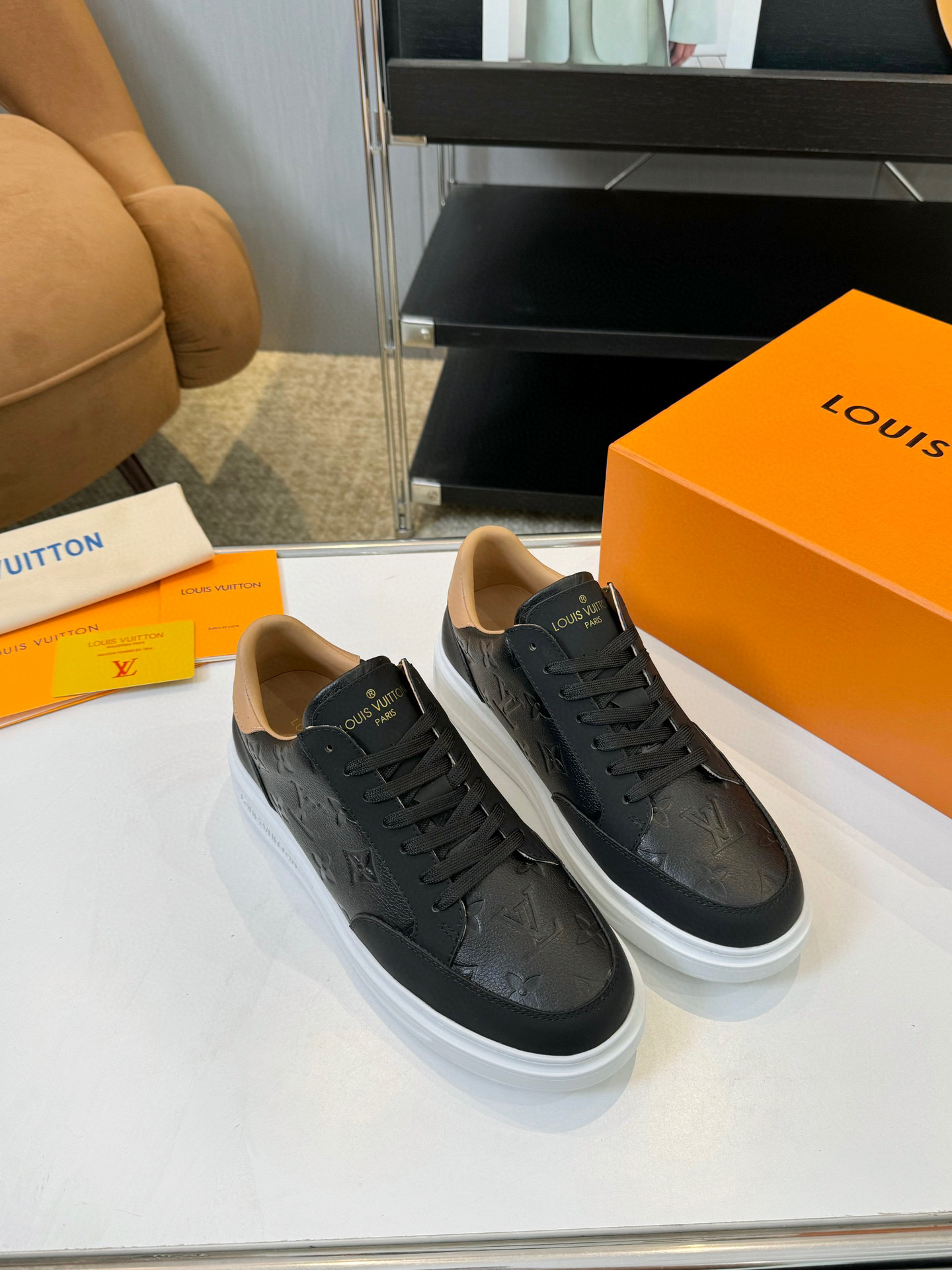 NO:546796,【Beverly Hills Sports Shoes Series】 This Beverly Hills Sports Shoes are made of grained cowhide leather with Damier patterns, which echoes the seasonal leather goods series. The thick rubber outsole is light and the Louis Vuitton logo is embossed with brand elements. The lined insoles and technological fabric linings enhance comfort experience. Detailed features Silk cowhide cowhide ultra-light rubber outsole The tongue and outsole are decorated with Louis Vuitton logo Size 38-46, casual shoes/sports shoes, louis vuitton, sneakers, cowhide19860909【Beverly Hills运动鞋系列】 本款Beverly Hills运动鞋为粒面牛皮革铺陈Damier图案,与当季皮具系列遥相呼应.厚实橡胶外底不失轻盈,路易威登标识压纹再添品牌元素.加衬鞋垫和科技面料内衬提升舒适体验. 详细特征 丝绸牛皮摔纹牛皮 超轻橡胶外底 鞋舌和外底饰有路易威登标识 码数38-46,休闲鞋/运动鞋,louis vuitton,sneakers,cowhide,Women's Shoes