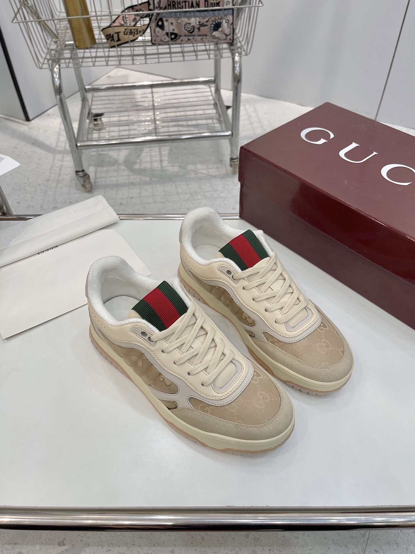 NO:546825,G Home Casual Series continues to find inspiration from daily life in other eras, and integrates the essence of the current design, and is made of imported head-layer grained cowhide, decorated with classic double G letter buckles to show the profound brand identity connotation Fabric: full-grain imported head-layer cowhide Inner: original board inner foot pad: original board double G pad Outsole: tpu double color Shoe tongue size: air compressor original code Packaging: full set of tote bag Note: All details have original board comparison Code: Women 35-40 Men 40-45, casual shoes/sports shoes, gucci, sneakers, cowhide19860909G家休闲系列全新系列继续从其他时代的日常生活中寻找灵感,并融入当下的设计精髓进口头层粒面牛皮制作,饰以经典双 G 字母扣尽显深厚的品牌标识内涵 面料:全粒面进口头层牛皮 内里:原板内里 垫脚:原板双G垫 大底:tpu双色 鞋舌码数:空压原码 包装:全套配手提袋 备注:所有细节均有原板对比 配码: 女35-40 男40-45,休闲鞋/运动鞋,gucci,sneakers,cowhide,Women's Shoes