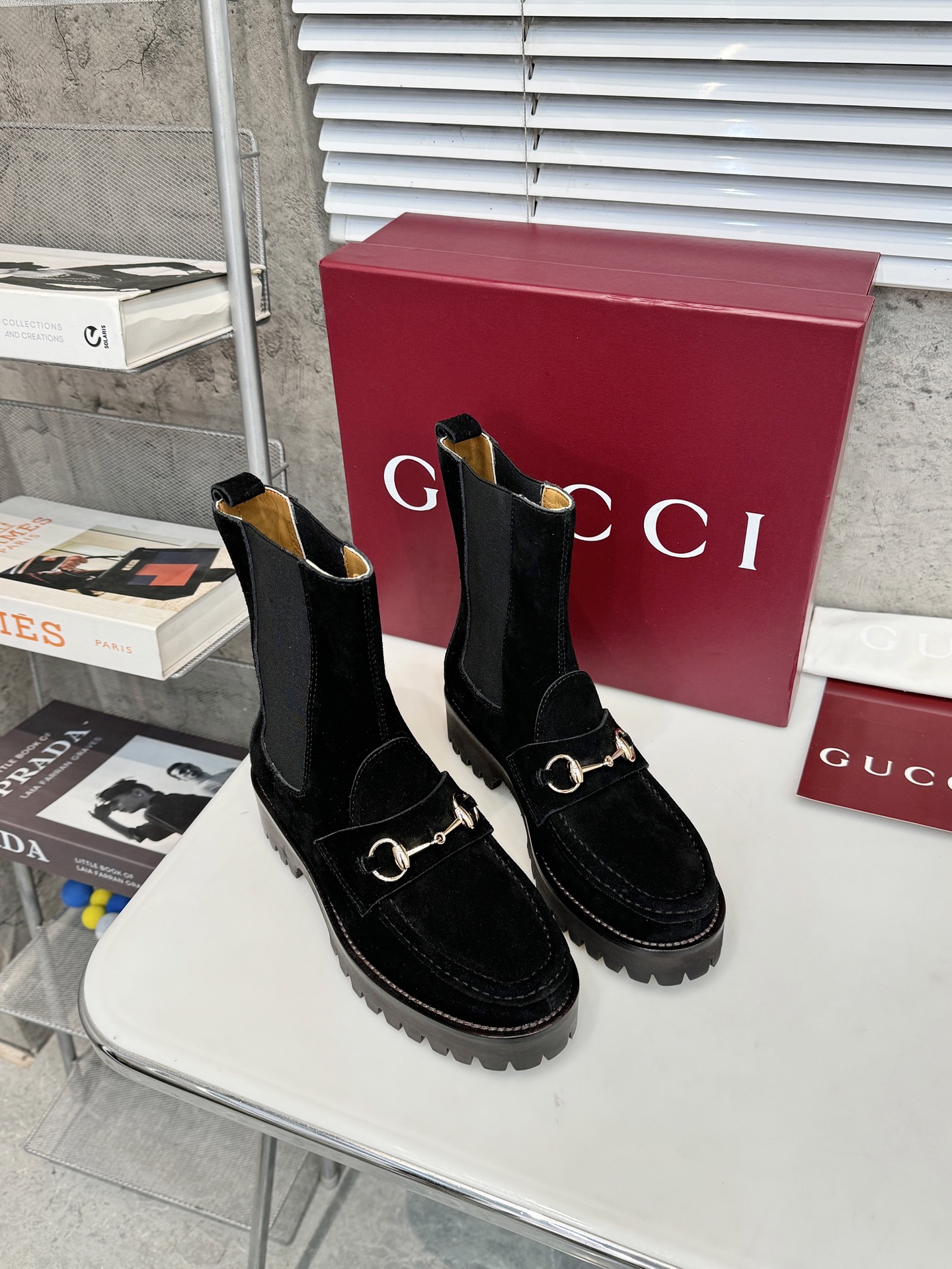 NO:546711,GUCCI's new Gucci is a fashion hit. It cleverly uses round toes and other designs to create a fashionable style. The material is imported calf suede. The inner foot pads are imported sheepskin. Italian genuine leather outsole is produced one to one. Size: 35-42 yards. Remarks: 40 41 42 Customized, boots, gucci, boots, sheepskin, Leather soles19860909GUCCI 新款古奇 时尚大爆款 巧妙运用圆形鞋头等设计时尚风范 面料进口小牛牛绒面皮 内里垫脚 进口羊皮  意大利真皮大底一比一生产 码数:35—42码 备注: 40 41 42 定做,靴子,gucci,boots,sheepskin,Leather soles,Women's Shoes