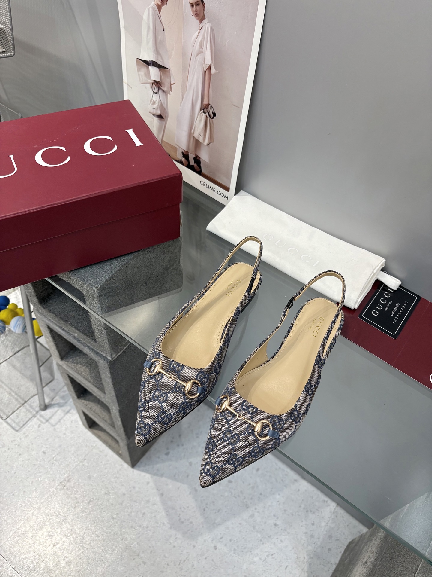 NO:546734,Guccí Classic Women's Shoes: The original version is developed one to one, carefully modified shoe last, the fabric adopts the original texture, imported cow patent leather, with original board electric hardware GG buckle, delicate and impeccable!  Sheepskin inner lining and footrest Heel height: flat heel Size number, 35-42 (40.41 42 customized) Italian leather large sole, original packaging!  sandals gucci sandals sheepskin Leather soles19860909古奇 Guccⅰ 经典女鞋:原版一比一开发,精心调制的鞋楦,面料采用原版质感.进口牛漆皮.配原板电渡五金GG扣 细腻到无可挑剔！ 羊皮内里和垫脚 跟高:平跟 码数,35-42（40.41 42订做） 意大利真皮大底,原版包装 ！,凉鞋,gucci,sandals,sheepskin,Leather soles,Women's Shoes