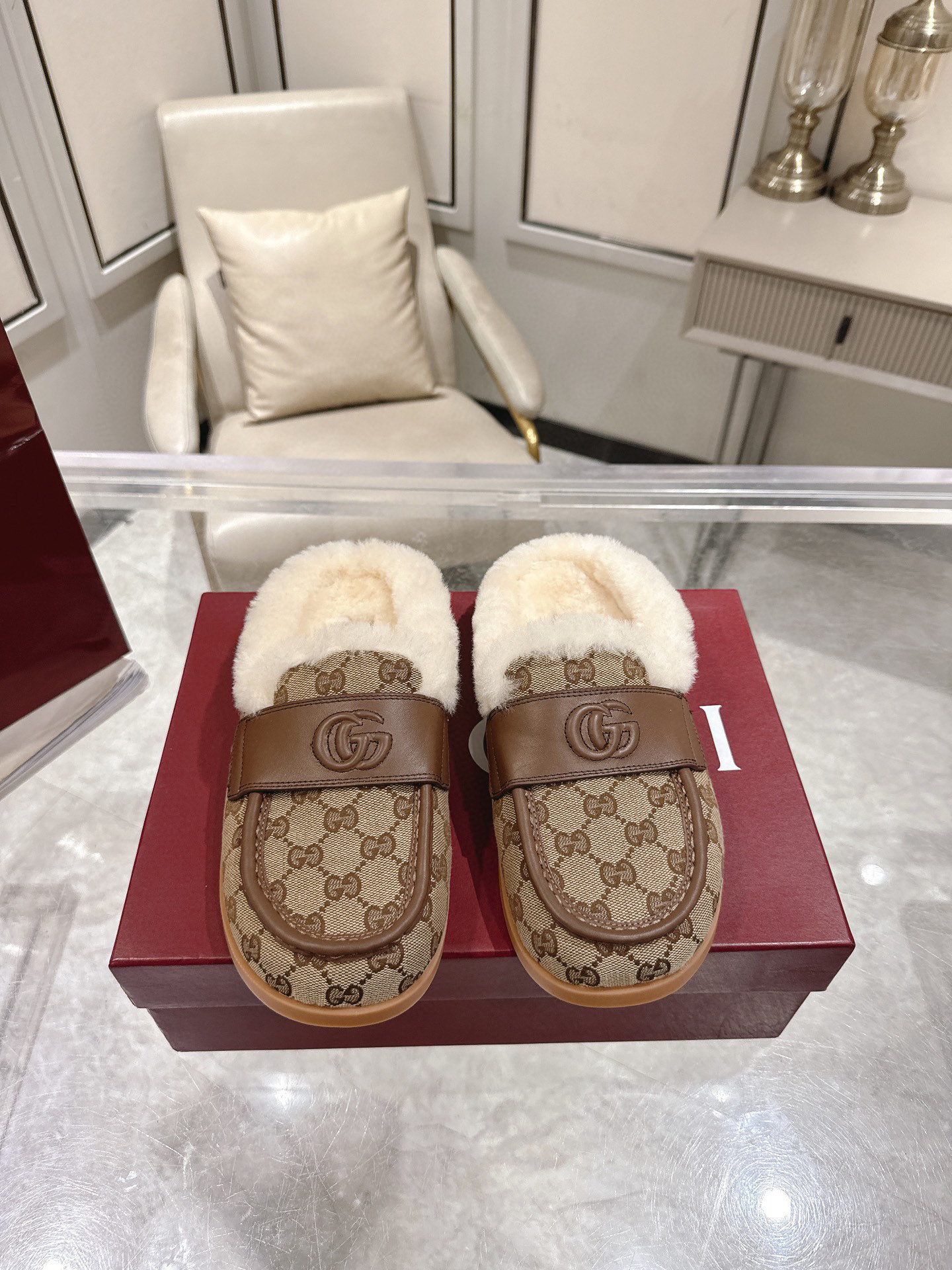 NO:630161,The latest color matching of Gucci Gucci fur slippers in early autumn 2025 [Celebrate][Celebrate] The latest version of the flat-soled half-wool slippers. As an outstanding representative of design heritage, it vividly highlights the classic and elegant style. This shoe is made of the brand's iconic letters G G intertwined pattern embossed leather, achieving a timeless classic. This shoe is made of soft material and has a refined and smooth corridor shape, highlighting daily elegance!  Easy to put on when traveling, [Fireworks][Fireworks] Size 35-39. (40, 41 are custom-made and non-refundable), half-slip fur shoes, gucci, gucci, slippers198609092025早秋最新配色Gucci 古驰毛拖[庆祝][庆祝]最新版面平底半羊毛拖鞋 作为设计传承的杰出代表,生动彰显经典优雅格调.这款鞋履采用品牌标志性字母G G交织图案压纹皮,成就隽永经典.这款鞋履材质柔软,廊形精致流畅,彰显日常优雅风范！出行方便上脚,[烟花][烟花] 码数35-39.（40,41定做不退换）,半拖毛毛鞋,gucci,gucci,slippers,Women's Shoes