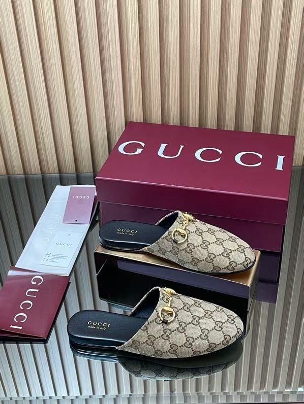 NO:630164,Horsebit Mules The archival pattern continues to shine in Gucci's new collection. The new collection features horsebit accessories to highlight the brand's equestrian heritage. These unisex mules are crafted from soft suede and embellished with light gold-toned hardware. Made of embossed GG suede cowhide, light gold hardware, horsebit, leather outsole, flat sole, women's sizes, 35 to 41 (41  Customized (non-refundable), semi-trailers, gucci, cowhide, Leather soles19860909马衔扣穆勒鞋 典藏图案继续在Gucci全新系列中大放异彩.全新系列匠心呈献马衔扣配件,彰显品牌马术传承.这款男女同款穆勒鞋以柔软绒面材质匠心打造,缀饰浅金色调配件. 压花GG绒面牛皮材质 浅金色五金 马衔扣 真皮大底 平底 码数女码,35～41 (41 定做不退换),半拖,gucci,cowhide,Leather soles,Women's Shoes