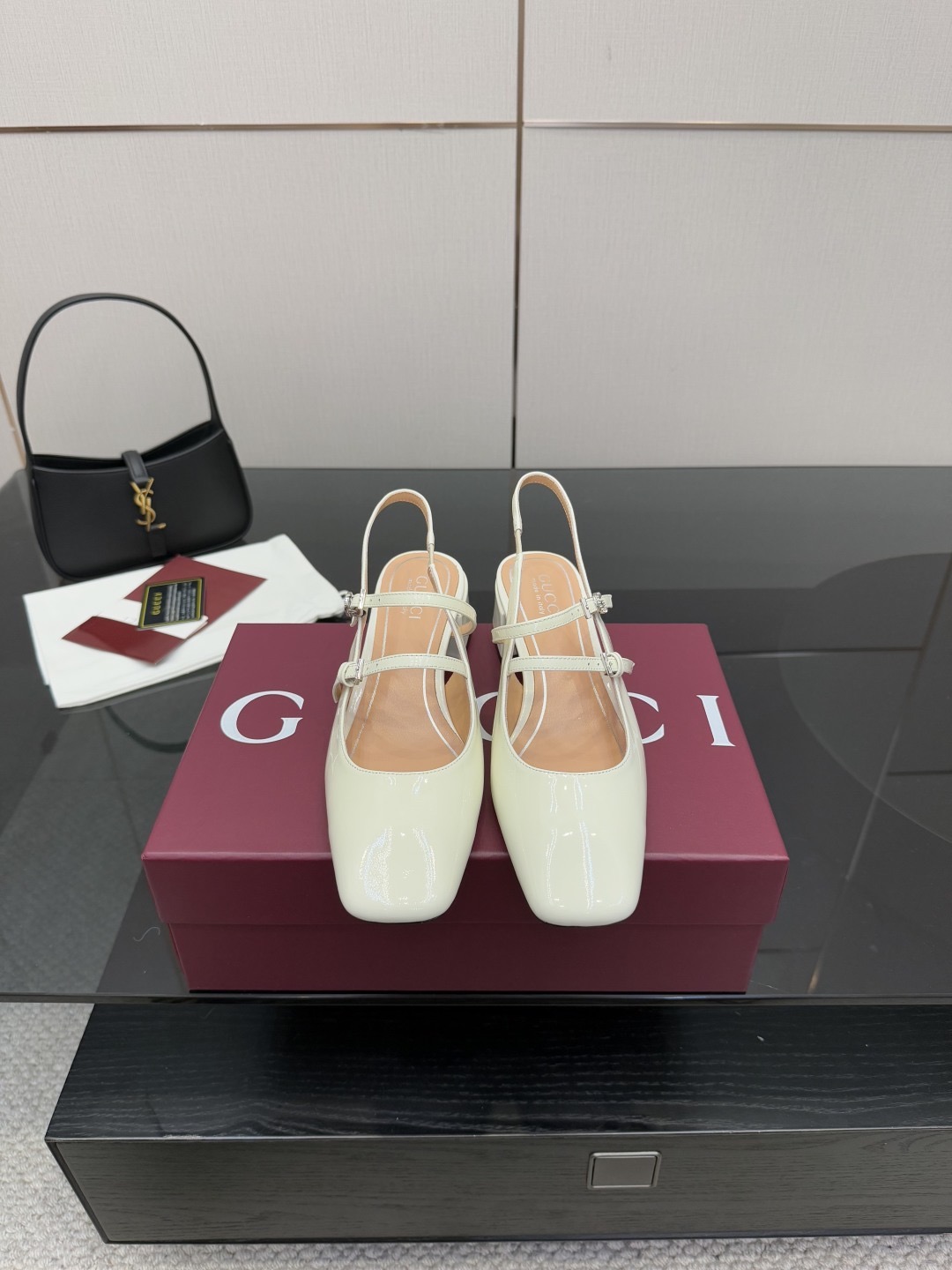 NO:669425,High version of GUCCI 2026 spring new women's horsebit mid-heeled sandals and high heels, catwalk model, original development. The shoe last is carefully polished for 3 months to ensure comfort. This year's super popular waterproof platform series, Gucci has also started to update this series~ —————————————— Materials and fabrics Imported original fabrics, patent leather, sheepskin lining, heel height 5.5cm  Size 35-42 (40, 41, 42 customized), high heels and sandals, gucci, sandals, high heels, sheepskin19860909高版本GUCCI 2026春季新款女士马衔扣中跟凉鞋高跟鞋 走秀款,原版开发.为保证舒适度精心打磨鞋楦3个月之久.今年超流行防水台系列,gucci也开始了这个系列的更新了～ ——————————————— 材料面料进口原版布料,漆皮 内里内里羊皮 跟高5.5cm  码数35-42（40,41,42订做）,高跟鞋凉鞋,gucci,sandals,high heels,sheepskin,Women's Shoes