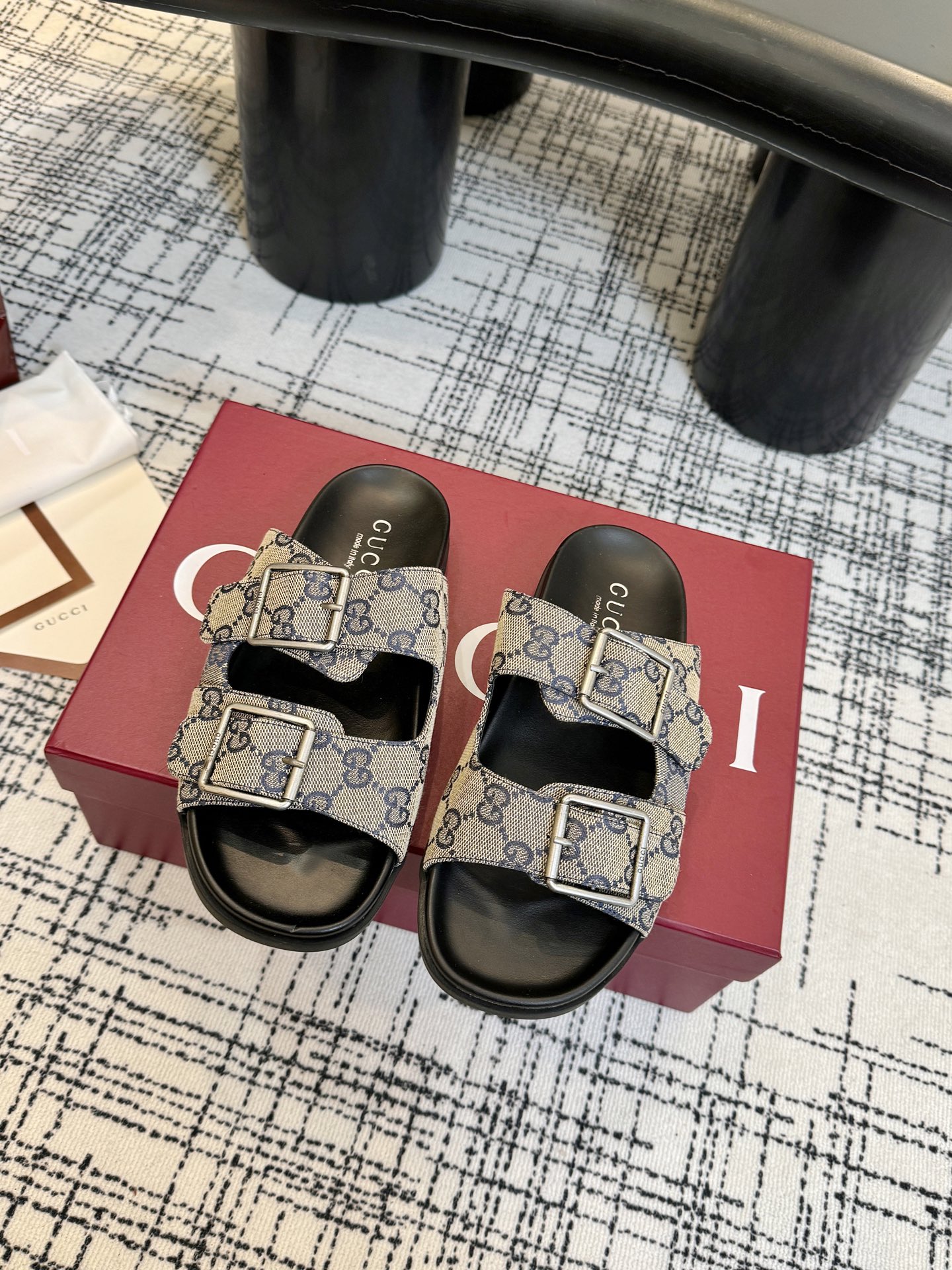 NO:784920,2026Gucci new slippers, TPU combination outsole is carefully made, decorated with same-tone cow leather details to enhance the style, injecting a delicate and elegant atmosphere into the whole design. Lining sheepskin code number 35-42#, slippers, gucci, slippers, cowhide, sheepskin198609092026Gucci新款拖鞋,TPU组合大底精心制作,饰以同色调牛皮革细节提升格调,为整个设计注入一抹精致优雅的气息. 内里羊皮 码数35-42#,拖鞋,gucci,slippers,cowhide,sheepskin,Women's Shoes