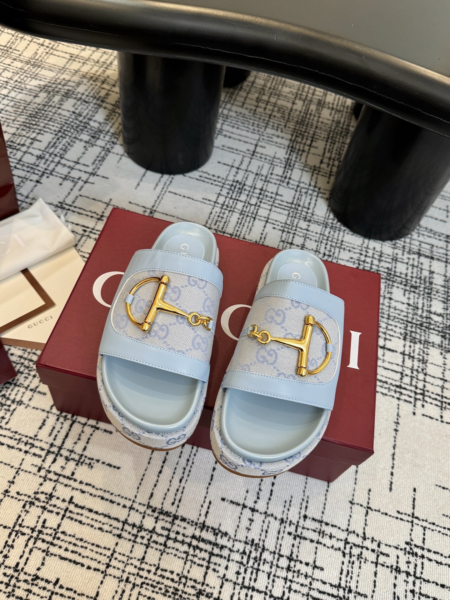 NO:784914,Gucci women's new platform slippers with spurs. This women's sandal features its signature horsehead buckle detail and gold-tone hardware. Made from premium leather, the design combines traditional inspiration with modern versatility, adding a sophisticated touch to warm-weather ensembles. Size 36-41#, slippers, gucci, sandals, slippers19860909Gucci古奇带有马刺的女士新款厚底凉拖鞋 这款女士凉鞋以其标志性的马头扣细节和金色五金为特色.采用优质皮革制成,设计将传统灵感与现代多功能性相结合,为温暖天气的套装增添精致触感. 码数36-41#,拖鞋,gucci,sandals,slippers,Women's Shoes