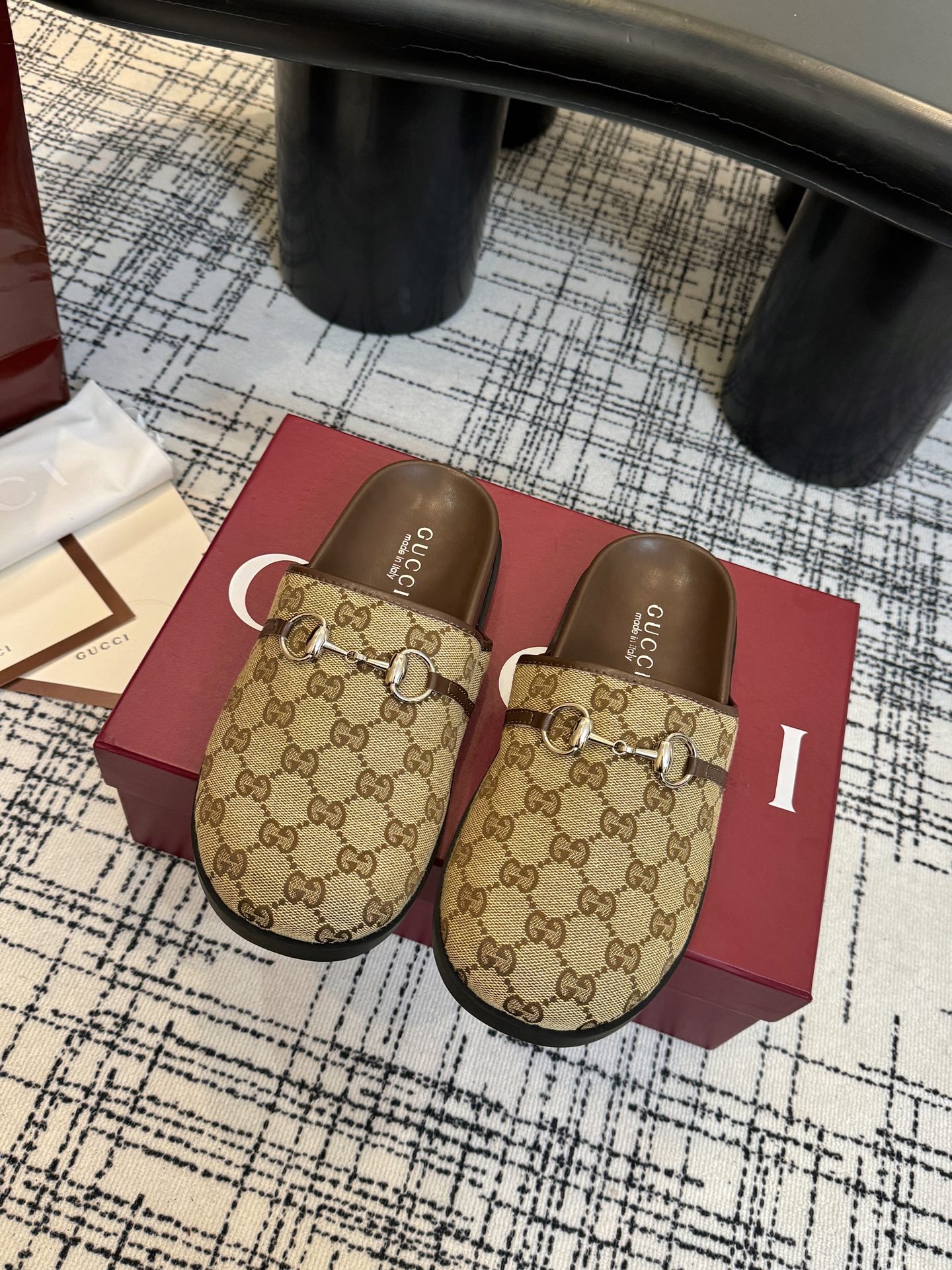 NO:784908,New thick-soled GuCci interlocking embroidered large G horizontal strap mule shoes. The official website is synchronized. The original version is copied one to one. All the material details of the highest version are consistent with YB. We make goods all year round. The fabric is imported G G cloth and the lining is water-dyed cowhide leather. Size.  35-41 women 4041 customized (non-returnable) outsole.  Original mold GG letter rubber bottom + 2cm water platform, complete packaging, original Ancora red packaging, half drag, gucci, cowhide19860909新品厚底GuCci互扣式刺绣大G横带穆勒鞋 官网同步,原版一比一复制,最高版本所有材质细节均与YB一致 常年做货. 面料进口G G布面 内里水染牛皮皮里 尺码 ．35-41女4041定制不退换） 大底．原版模具GG字母橡胶底+ 2厘米水台 包装全套安可拉红色原版包装,半拖,gucci,cowhide,Women's Shoes