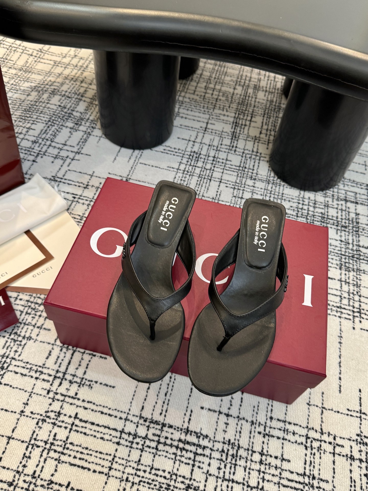 NO:785498,New style!  Gucci Guccⅰ classic women's shoes: Developed one-to-one from the original, carefully prepared shoe last, the fabric adopts the texture of the original. Imported original board materials. Equipped with original board electric hardware buckles, so delicate that they are impeccable!  Sheepskin lining and foot pads. Heel height: .5·5cm. Size, 35-42 (40.41 42 customized). Italian leather outsole, original packaging!  ,split toe shoes,gucci,sheepskin,Leather soles19860909新款！古奇 Guccⅰ 经典女鞋:原版一比一开发,精心调制的鞋楦,面料采用原版质感.进口原板材料.配原板电渡五金扣 细腻到无可挑剔！ 羊皮内里和垫脚 跟高:.5·5cm 码数,35-42（40.41 42订做） 意大利真皮大底,原版包装 ！,分趾鞋,gucci,sheepskin,Leather soles,Women's Shoes