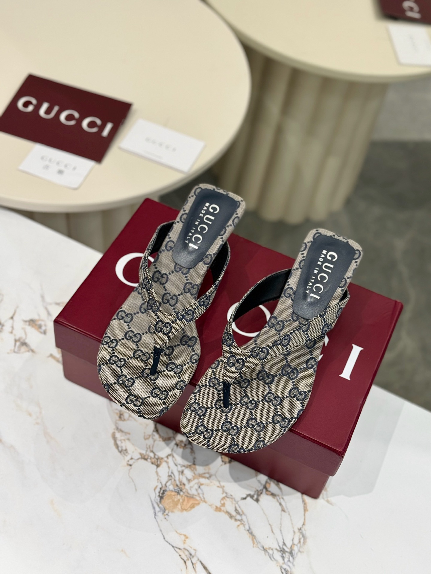 NO:869931,New style!  Gucci Guccⅰ classic women's shoes: Developed one-to-one from the original, carefully prepared shoe last, the fabric adopts the texture of the original. Imported original board materials. Equipped with original board electric hardware buckles, so delicate that they are impeccable!  Sheepskin lining and foot pads. Heel height: .5·5cm. Size, 35-42 (40.41 42 customized). Italian leather outsole, original packaging!  ,split toe shoes,gucci,sheepskin,Leather soles19860909新款！古奇 Guccⅰ 经典女鞋:原版一比一开发,精心调制的鞋楦,面料采用原版质感.进口原板材料.配原板电渡五金扣 细腻到无可挑剔！ 羊皮内里和垫脚 跟高:.5·5cm 码数,35-42（40.41 42订做） 意大利真皮大底,原版包装 ！,分趾鞋,gucci,sheepskin,Leather soles,Women's Shoes