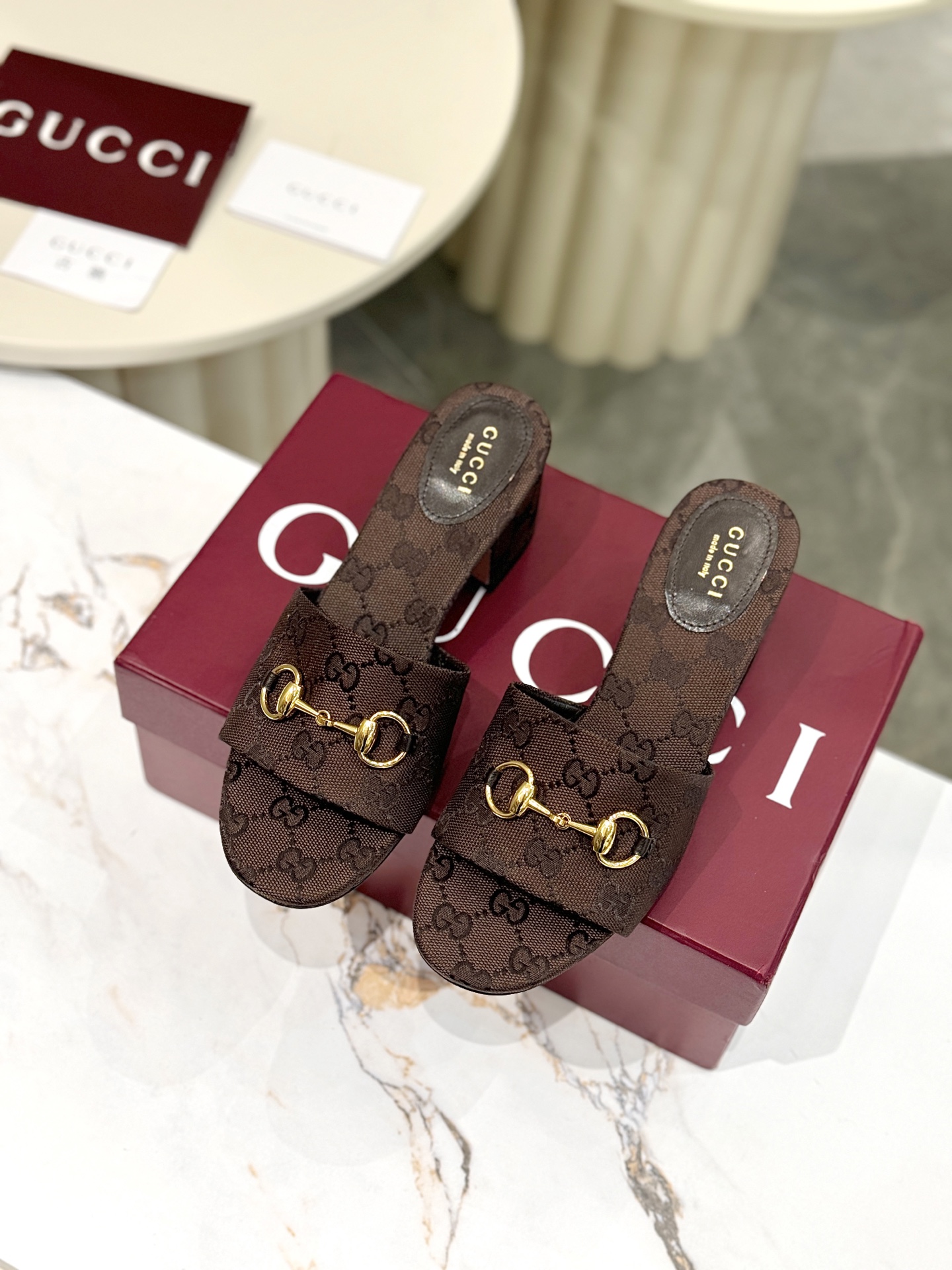 NO:869923,Gucci G*Chi's latest popular spring and summer slip-on sandals series [round toe] latest chain buckle original order quality  Authentic European style, perfect for wearing with this shoe, elegant and crystal clear. Regardless of the materials of the accessories, they are all customized one by one. You must go to get the original version. The whole series is full of exciting and exciting combinations of elements. The texture of different materials, the texture of the texture and the expression of the materials, have a strong artistic atmosphere... Upper: imported cowhide + double G cloth. Lining: customized imported sheepskin.  Foot pads: Customized imported sheepskin Outsole: Imported Italian genuine leather outsole Heel height: 1.5CM Packaging: Original full set of packaging Size: 35-43 (41.42.43 customization is not returnable), high heels and slippers, gucci, sandals, high heels, slippers, cowhide, sheepskin, Leather soles19860909Gucci古*驰春夏最新爆款拖凉鞋系列【圆头】最新链条扣 原单品质 原汁原味的欧式风格,上脚非常完美穿搭上配此鞋,优雅大方,晶莹剔透,无论种各配件材质,都是家独一比一定制,必到做原版零距离,整系个列都充了满令兴人奋意和外的元结素合,不同材的质,肌的理面的料表现,具有极的浓艺术气息…… 鞋面:进口牛皮+双G布 内里:定制进口羊皮 垫脚:定制进口羊皮 大底:进口意大利真皮大底 跟高:1.5CM 包装:原版全套包装 码数:35-43(41.42.43定制不退换),高跟鞋拖鞋,gucci,sandals,high heels,slippers,cowhide,sheepskin,Leather soles,Women's Shoes